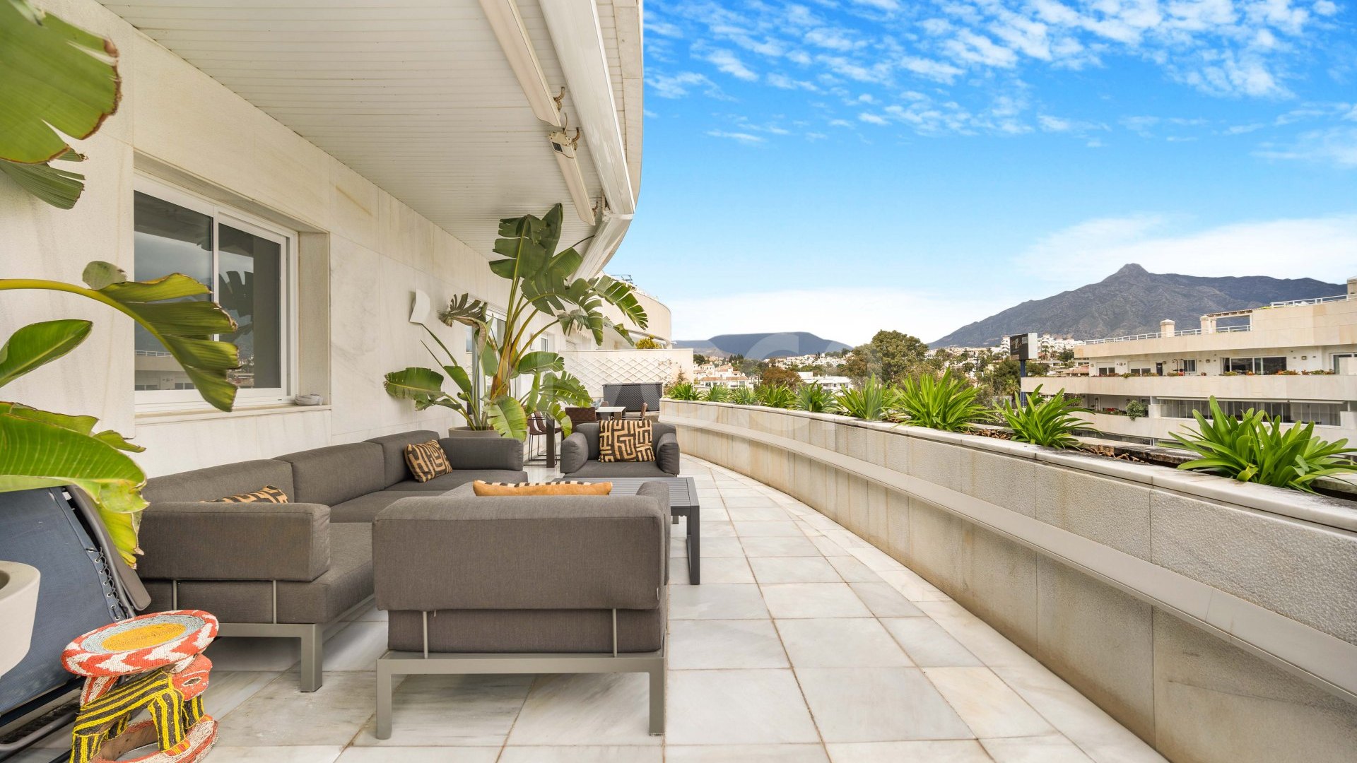 Stunning fully refurbished duplex penthouse in Puerto Banús.
