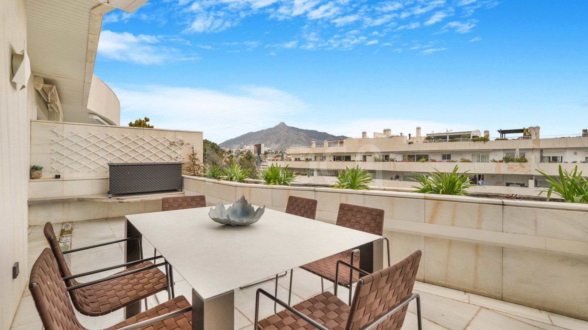 Stunning fully refurbished duplex penthouse in Puerto Banús.