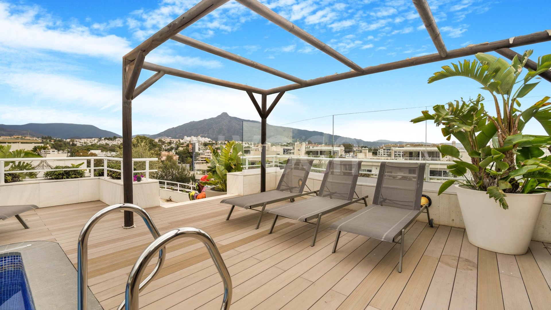 Stunning fully refurbished duplex penthouse in Puerto Banús.