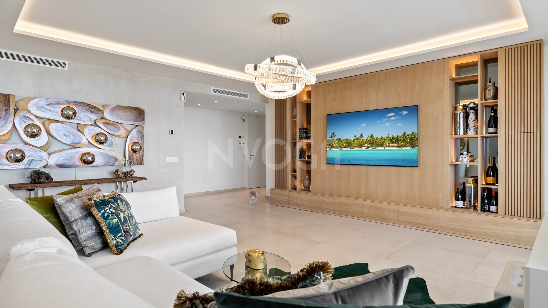 Luxurious huge apartment with stunning views located Nueva Andalucia.