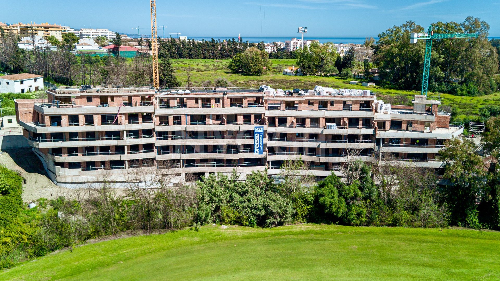 EN CONSTRUCCIÓN. Precioso ático en PRIMERA LÍNEA DE GOLF en Guadalmina, Marbella