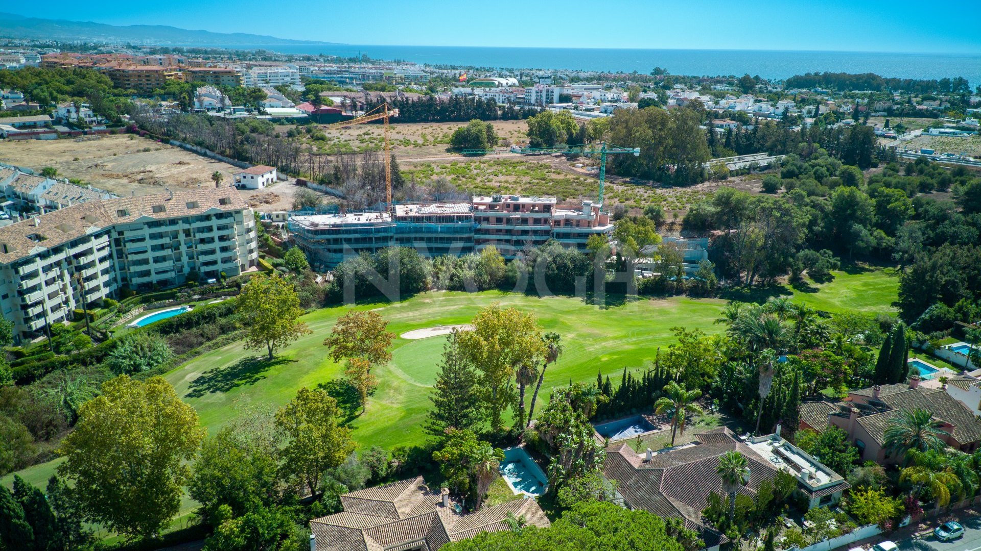 EN CONSTRUCCIÓN. Precioso ático en PRIMERA LÍNEA DE GOLF en Guadalmina, Marbella