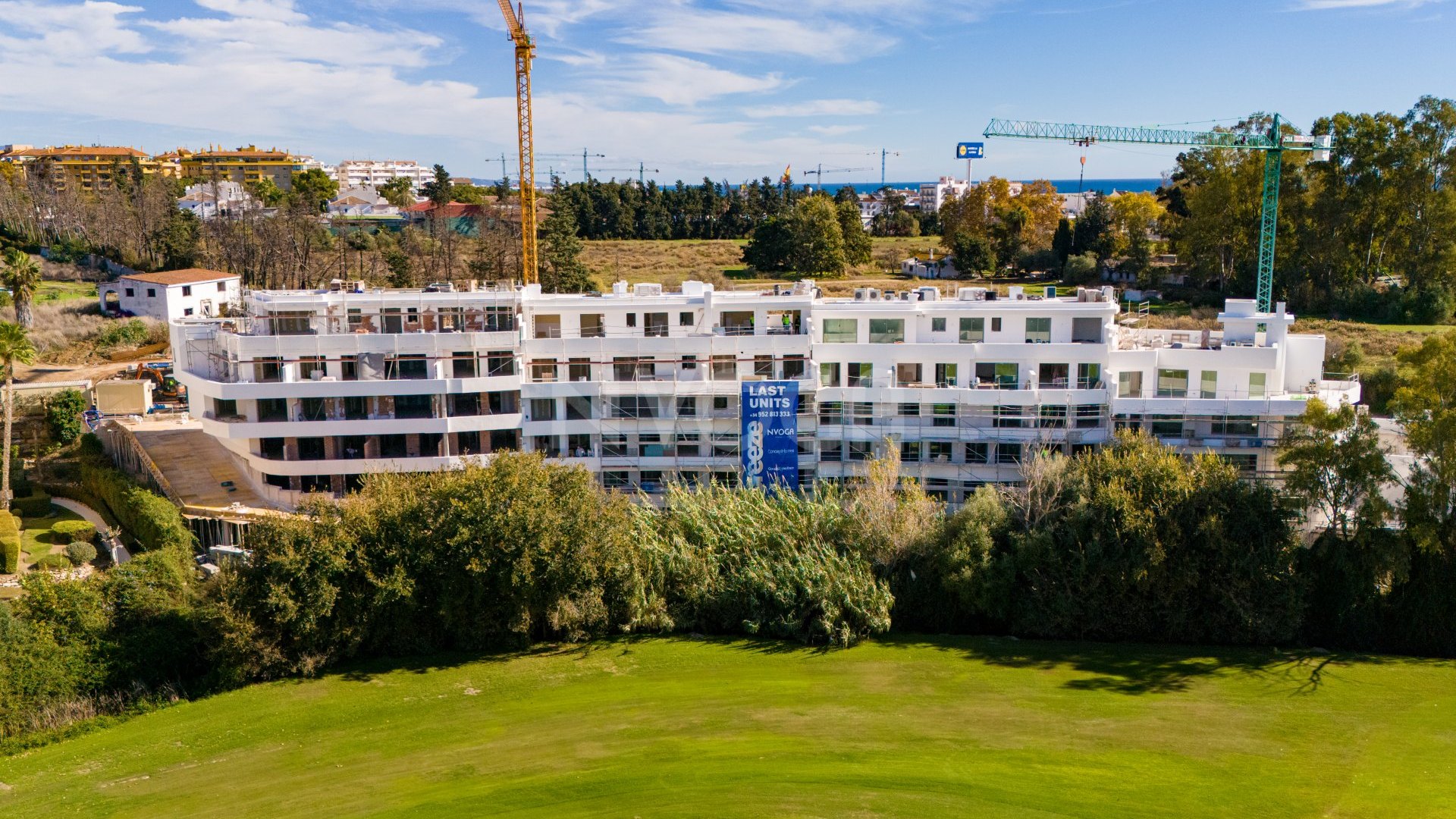 EN CONSTRUCCIÓN. Precioso ático en PRIMERA LÍNEA DE GOLF en Guadalmina, Marbella