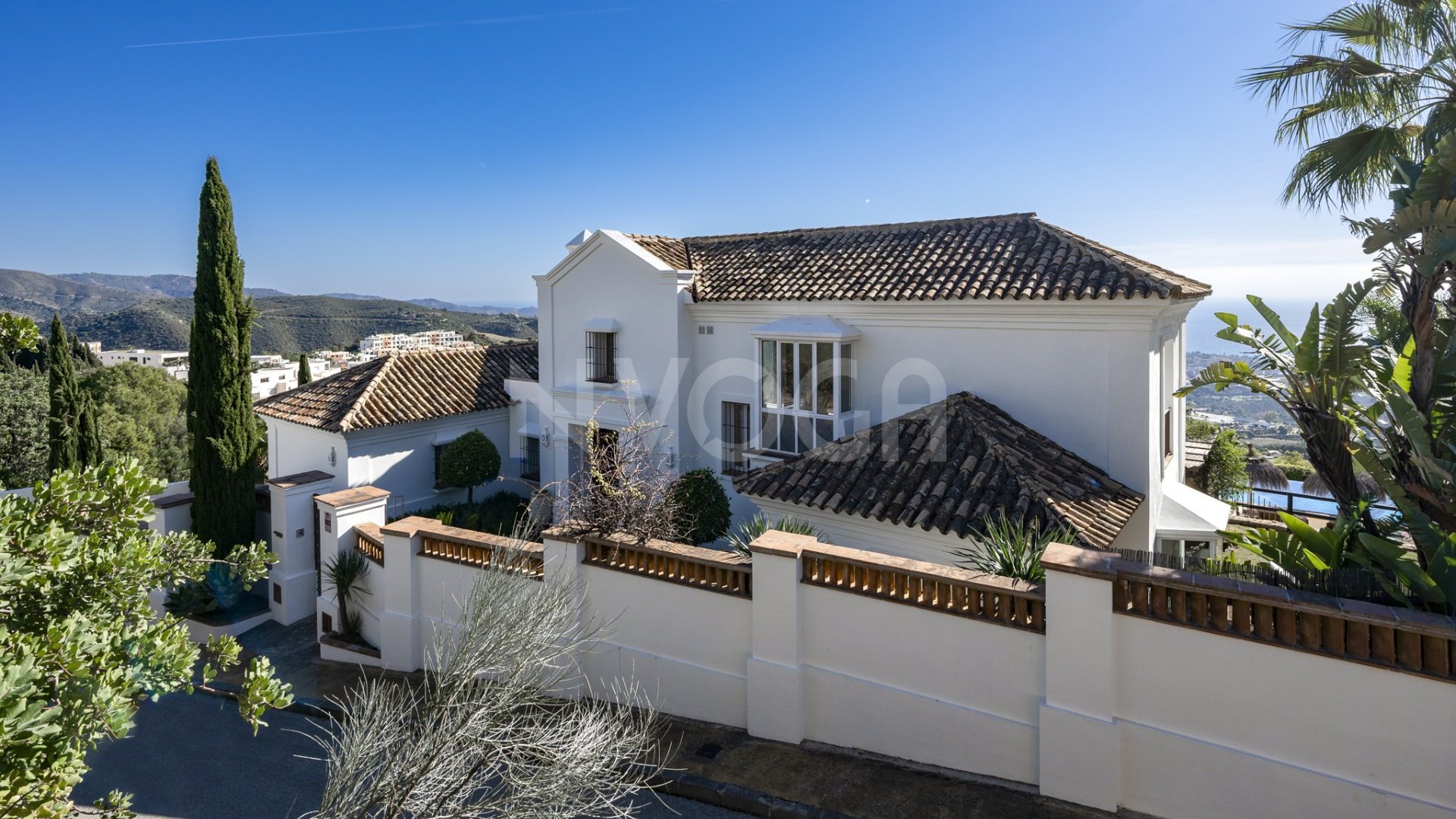 Impresionante villa con vistas al mar en Los Altos de Los Monteros, Marbella Este