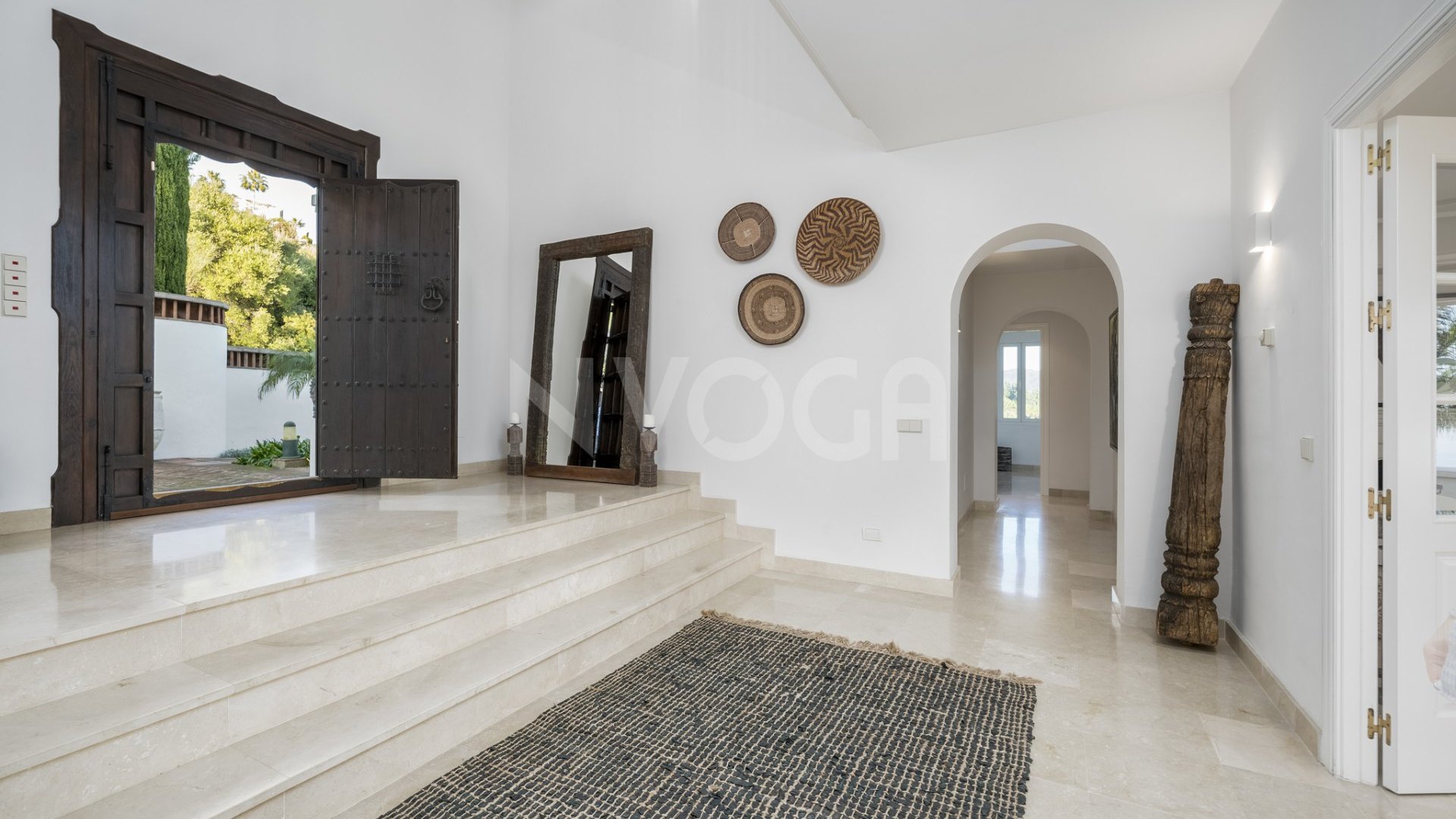 Impresionante villa con vistas al mar en Los Altos de Los Monteros, Marbella Este