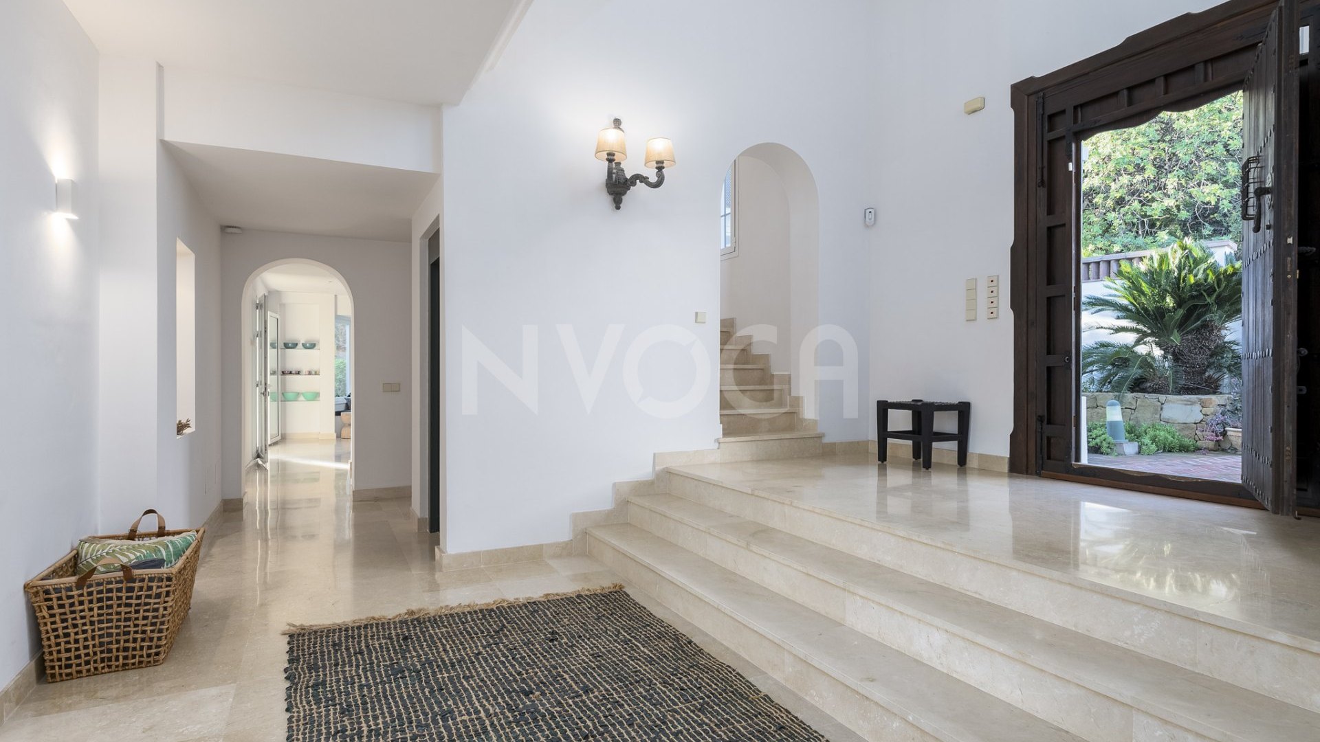 Impresionante villa con vistas al mar en Los Altos de Los Monteros, Marbella Este
