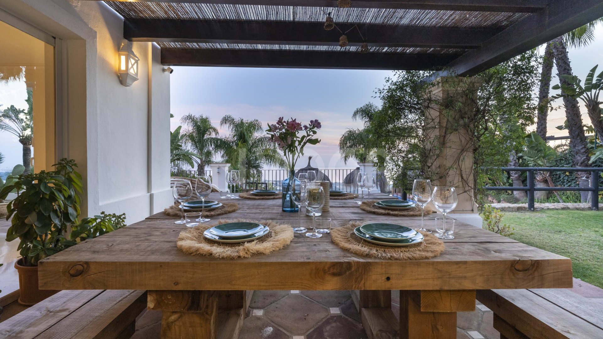 Impresionante villa con vistas al mar en Los Altos de Los Monteros, Marbella Este
