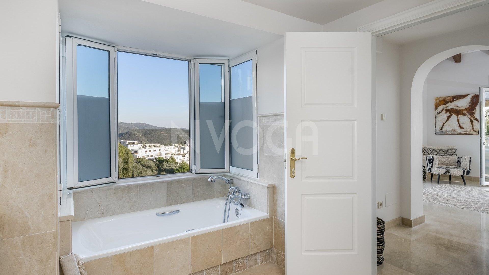 Impresionante villa con vistas al mar en Los Altos de Los Monteros, Marbella Este