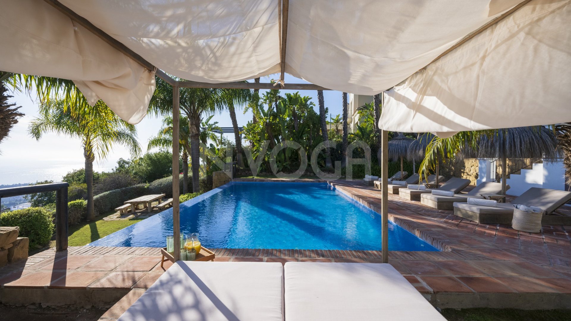 Impresionante villa con vistas al mar en Los Altos de Los Monteros, Marbella Este