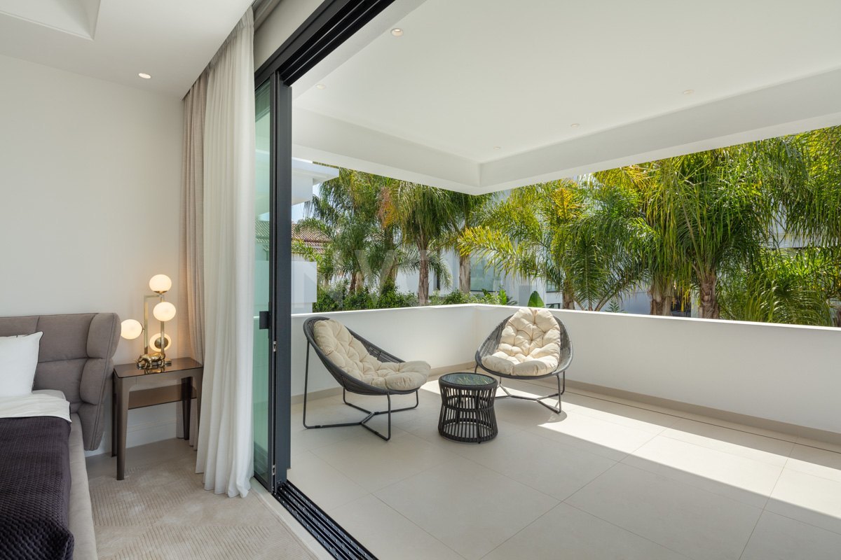 Impresionante villa junto a la playa en Rio Verde Playa, Marbella Milla de Oro