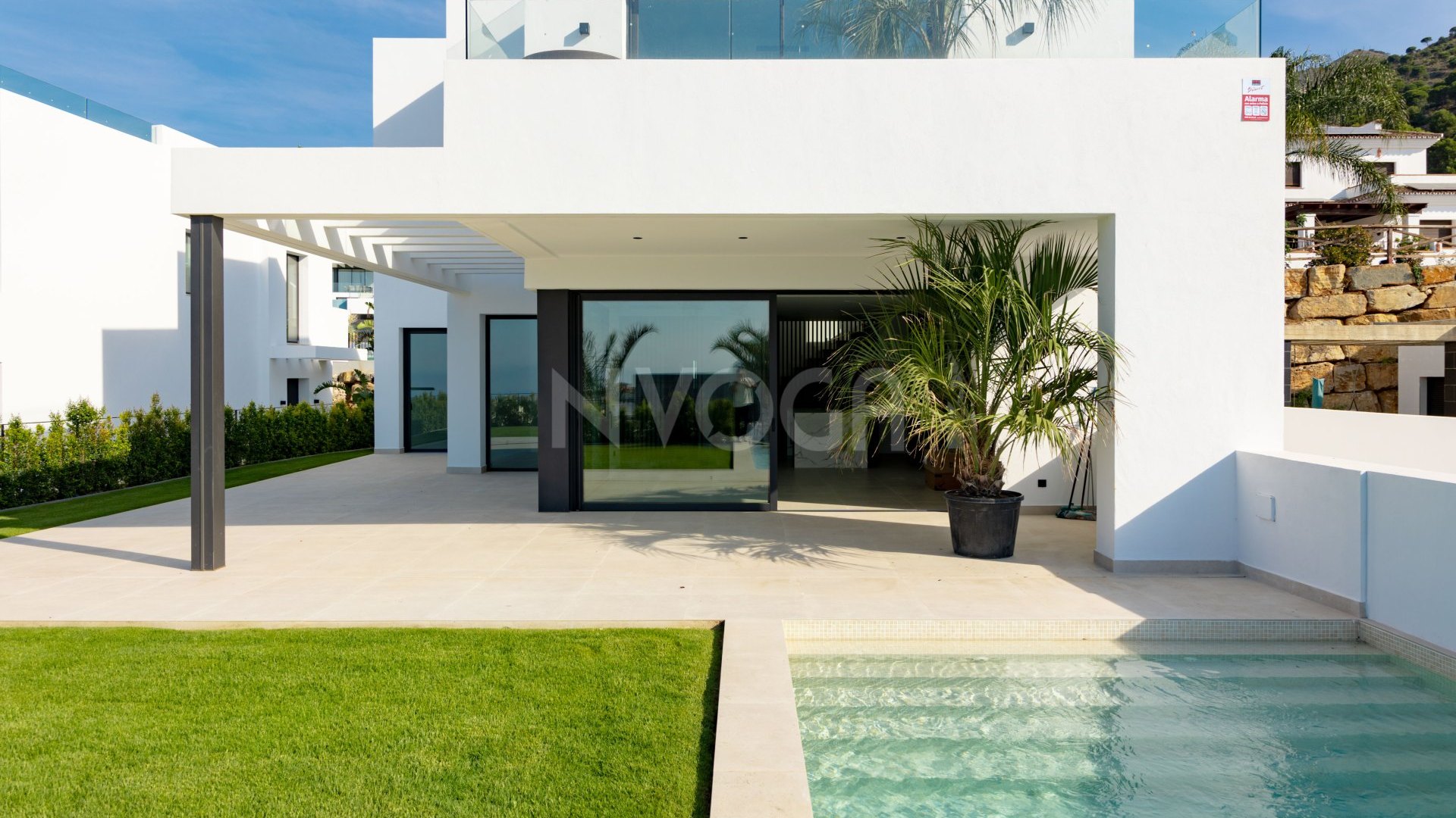 Villa Aurea es una villa contemporánea terminada, sin amueblar y lista para ser personalizada