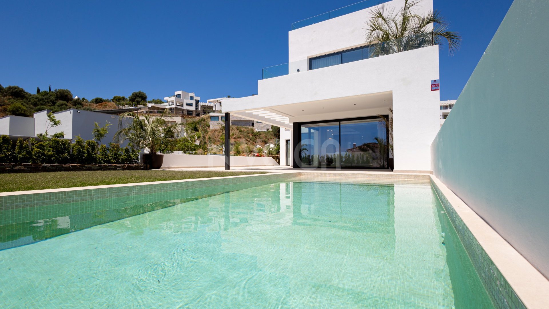 Villa Olive - Luz, privacidad y vida mediterránea en las colinas de Higuerón, lista para entrar a vivir ya