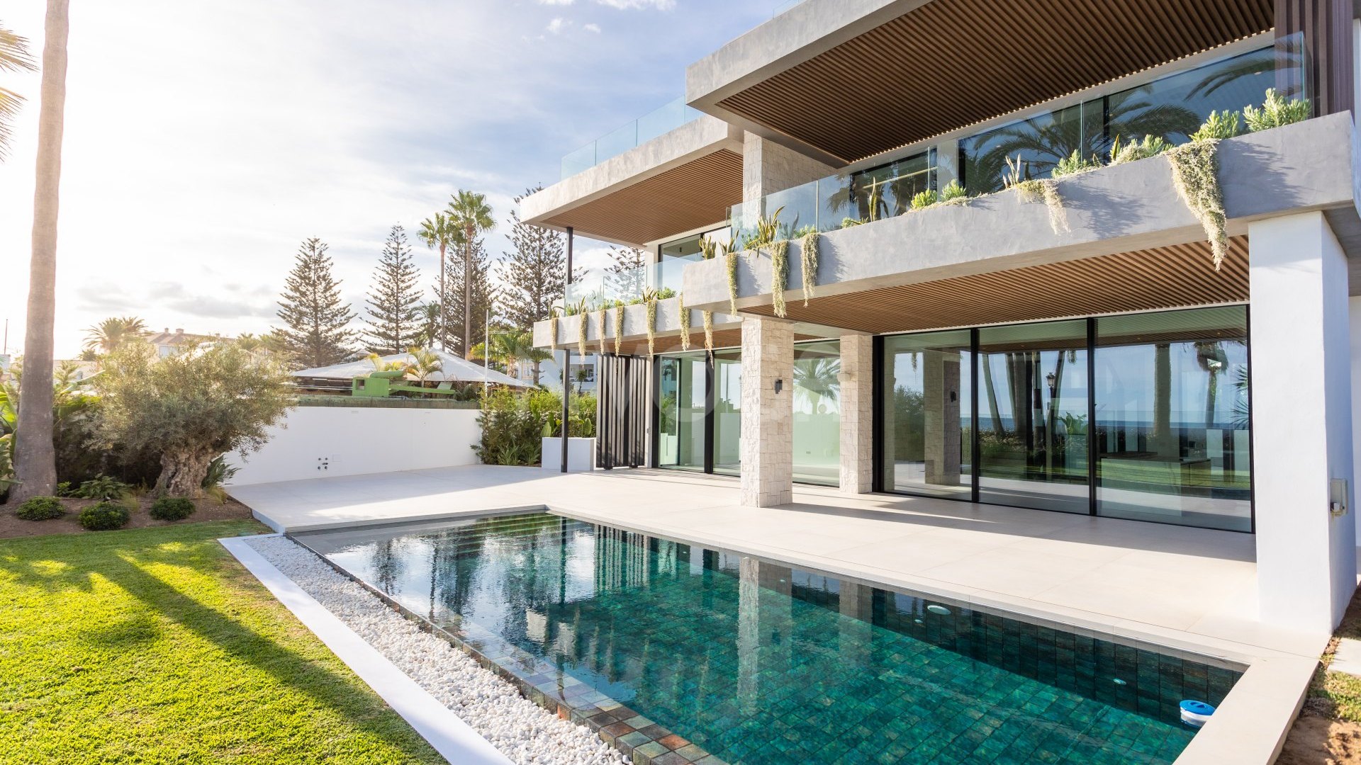 Privilege by Marein – Villa de lujo en primera línea de playa en Marbella