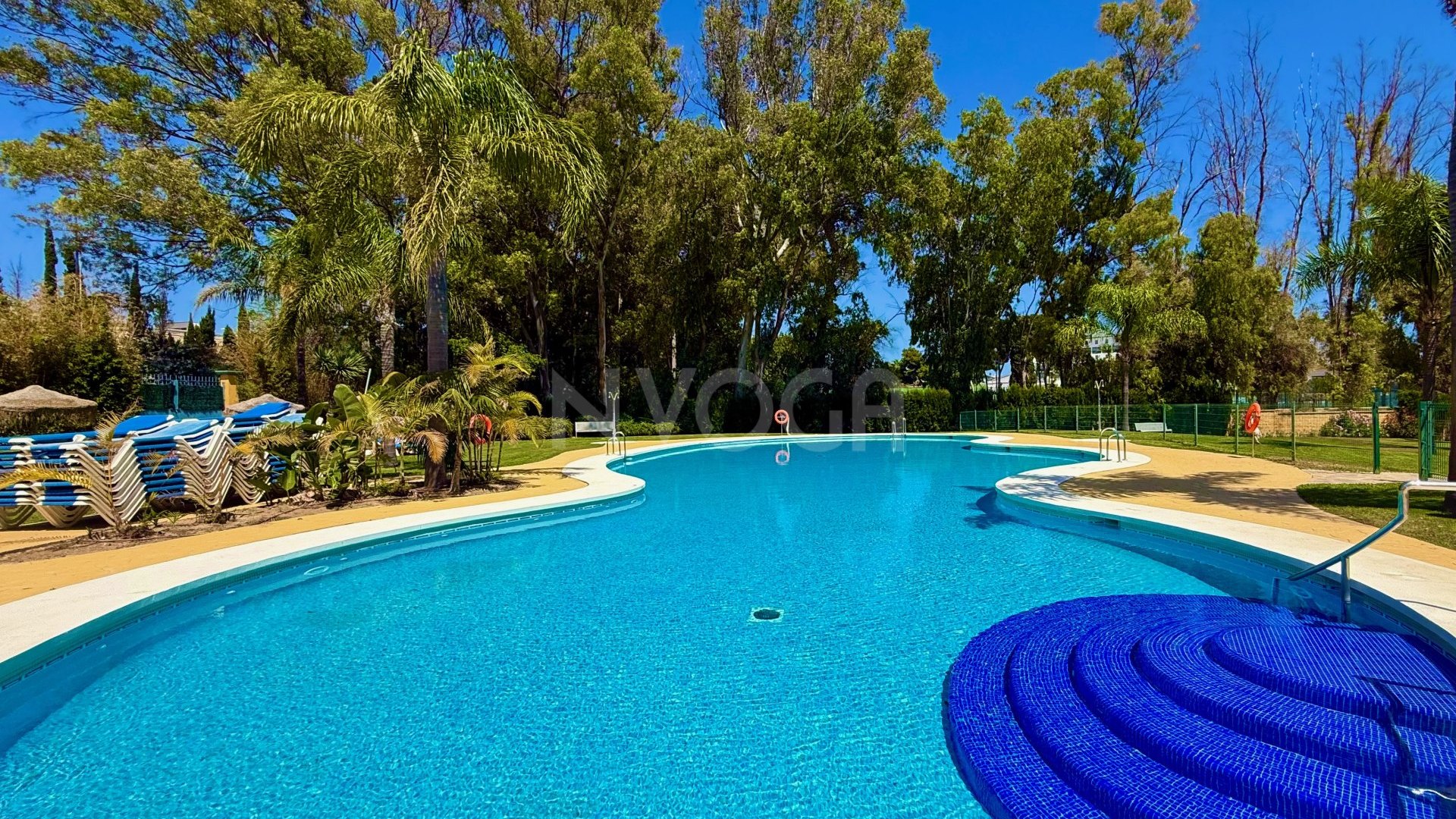 Luminoso dúplex en alquiler de larga temporada en Bahía de Marbella – Urbanización Atrium, Marbella Este