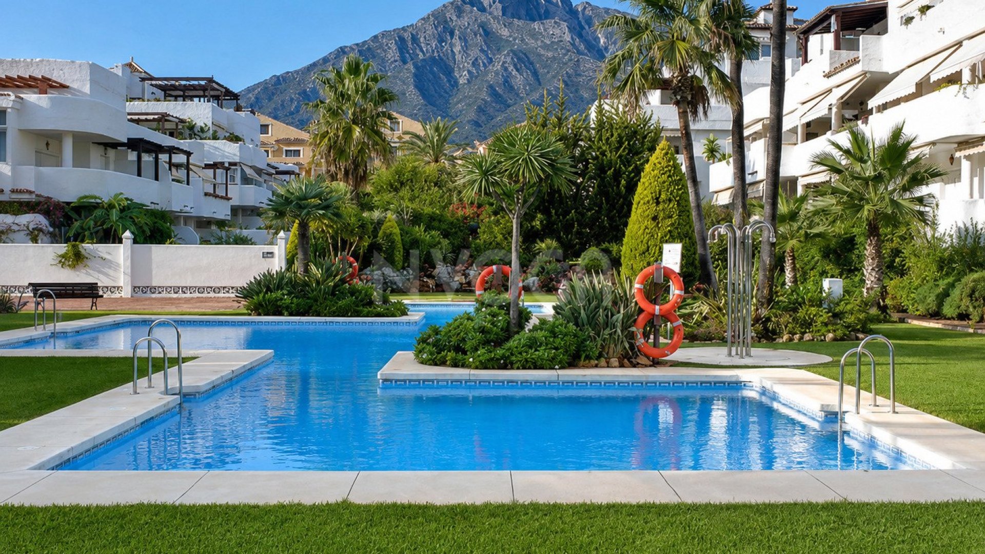 Spectacular unfurnished duplex in Jardines de Sierra Blanca, Marbella.