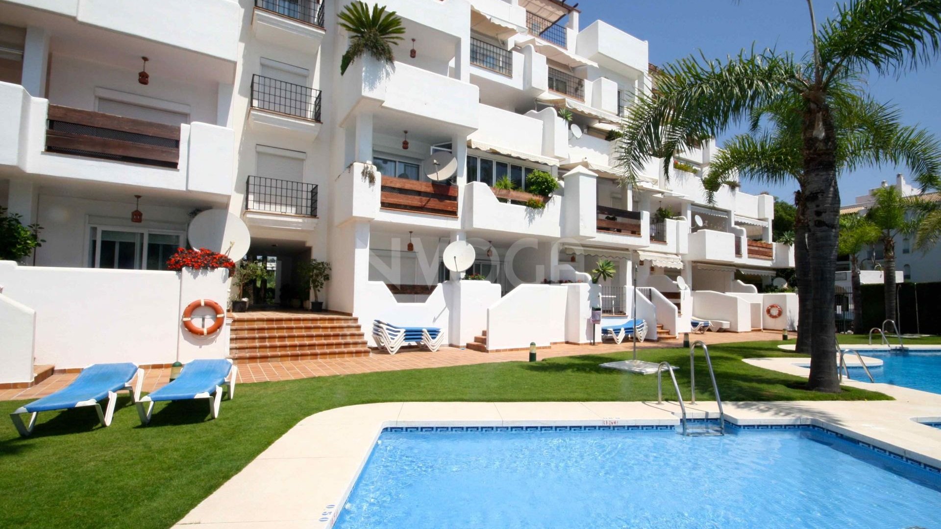 2 bedrooms garden apartment in Puerto Banús, walking distance to the beach