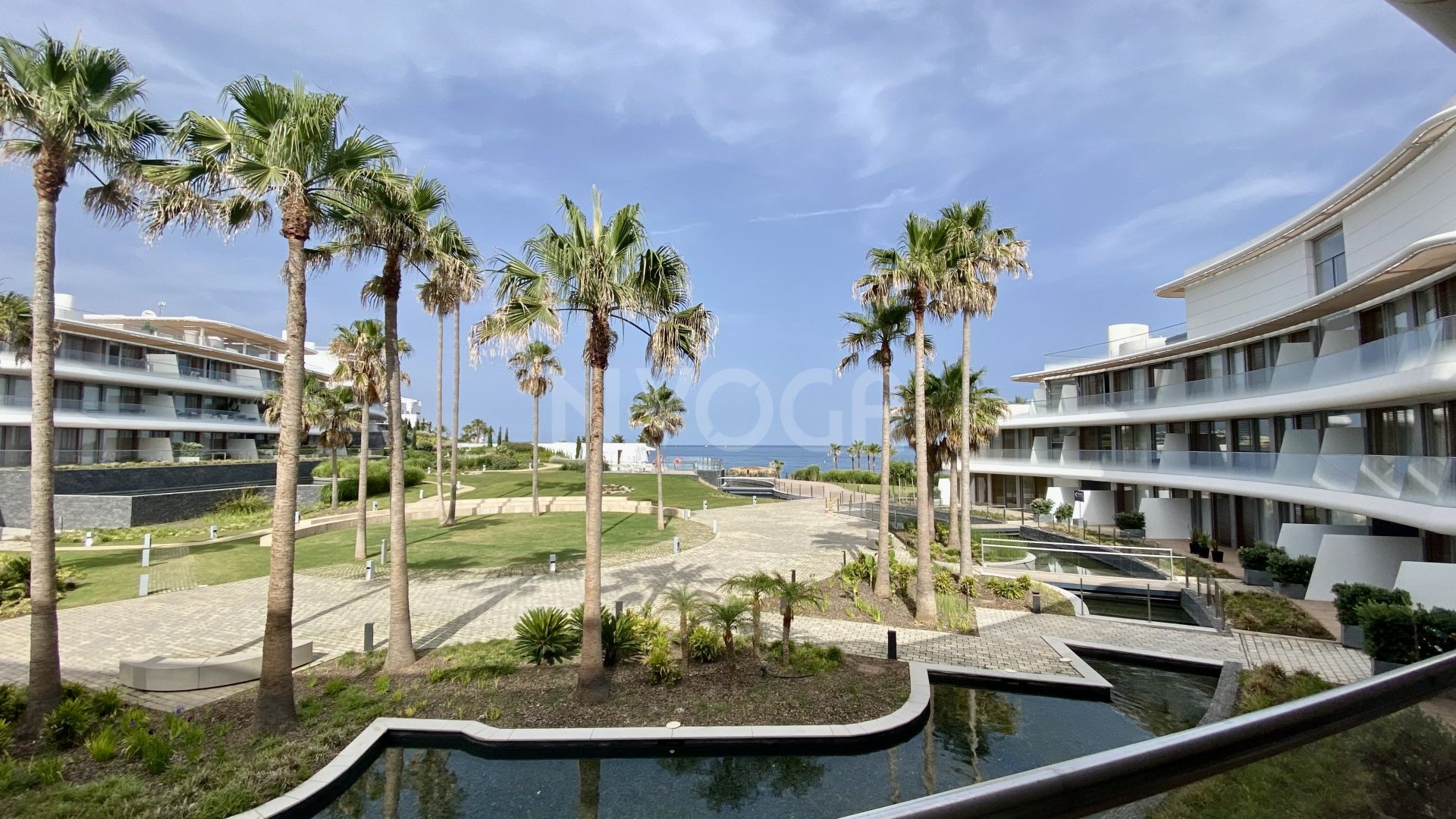 Fabulous apartment on a frontline beach location in Estepona