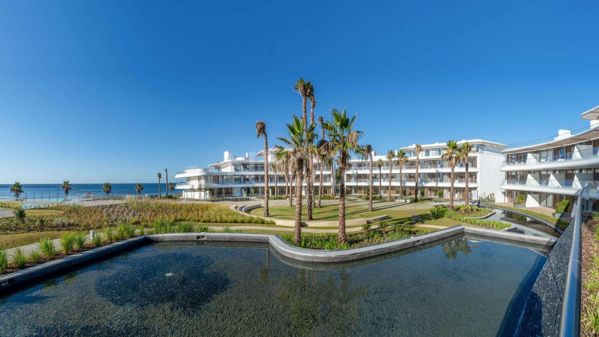 Fabulous apartment on a frontline beach location in Estepona