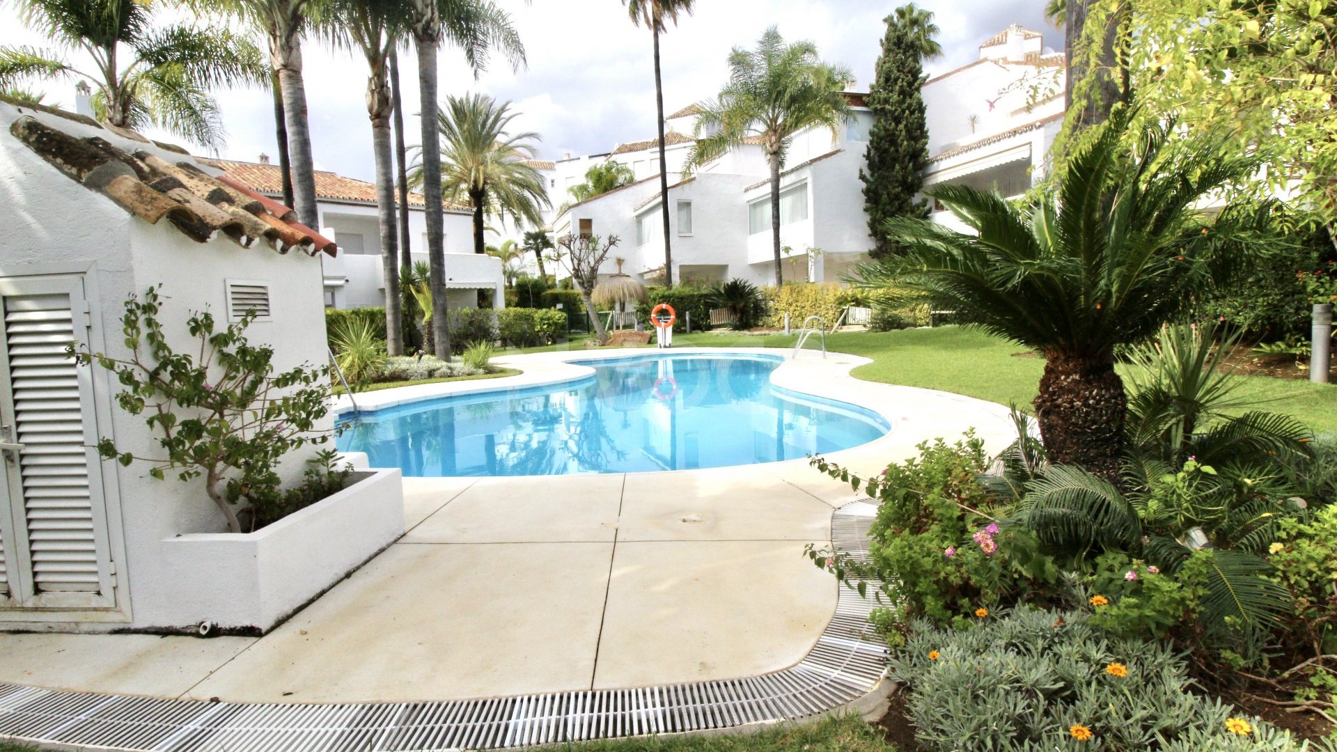 4 bed Townhouse on a frontline beach complex in Bahia de Marbella