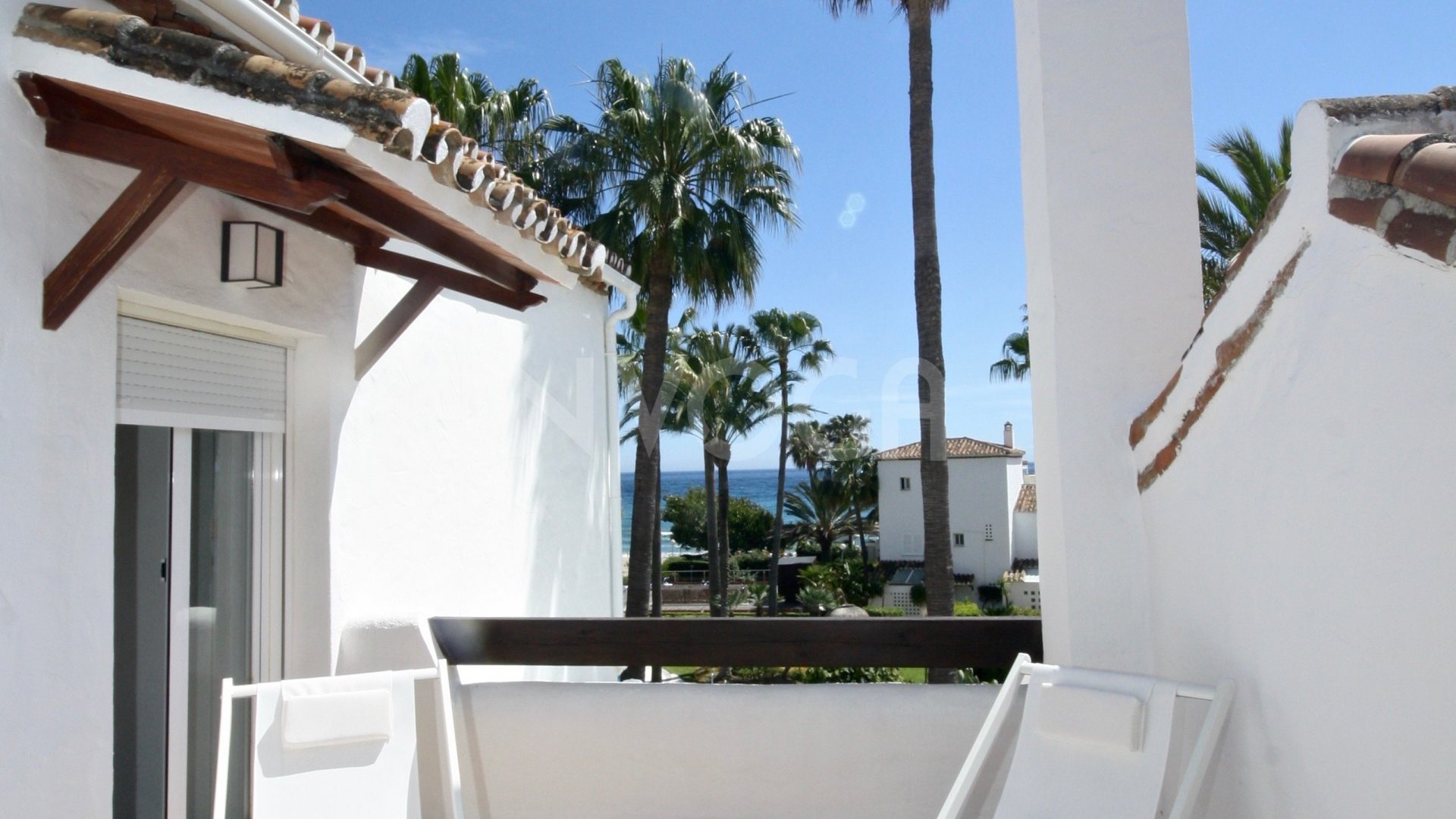 Townhouse on the first line of the beach