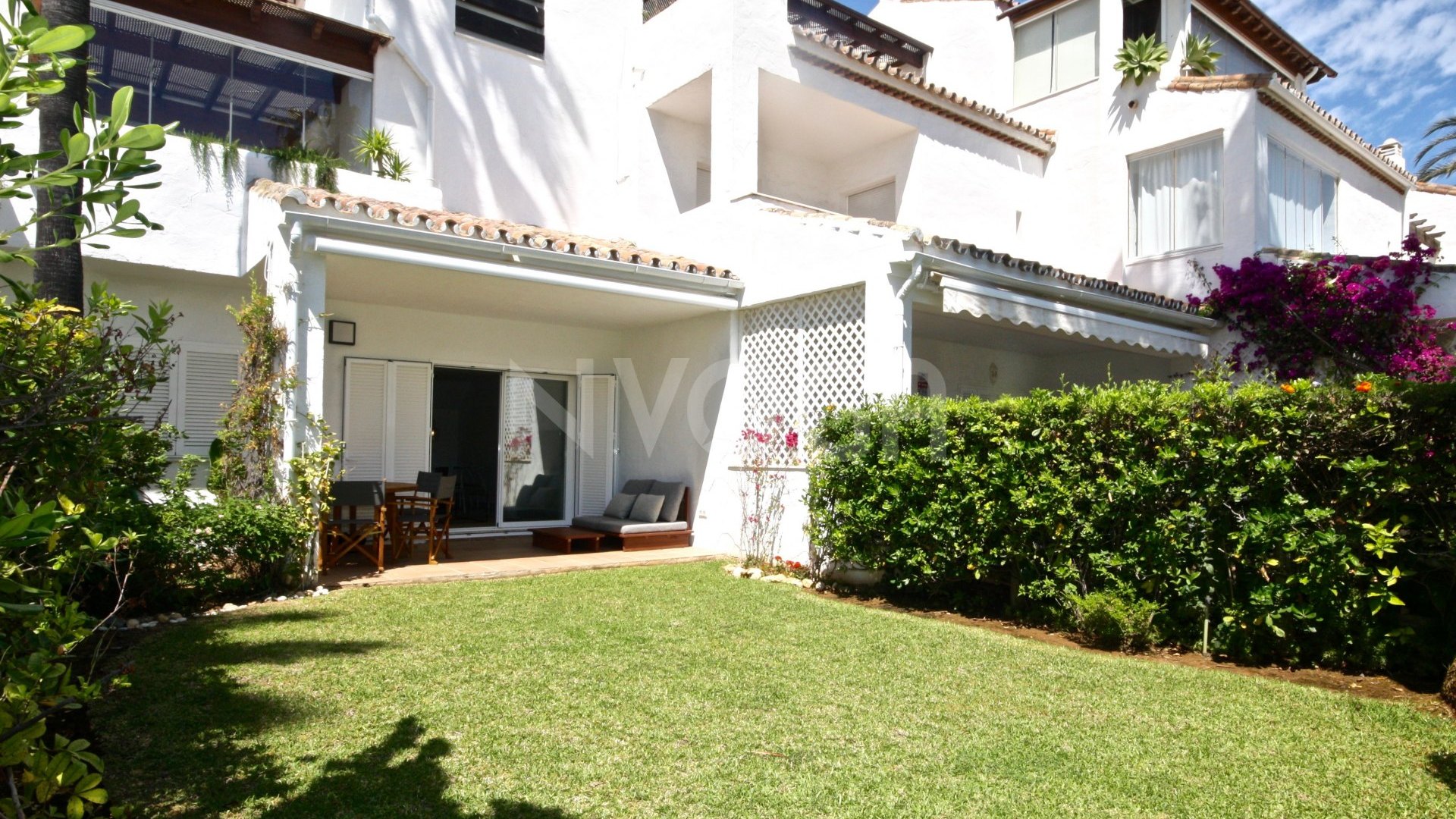 Townhouse on the first line of the beach