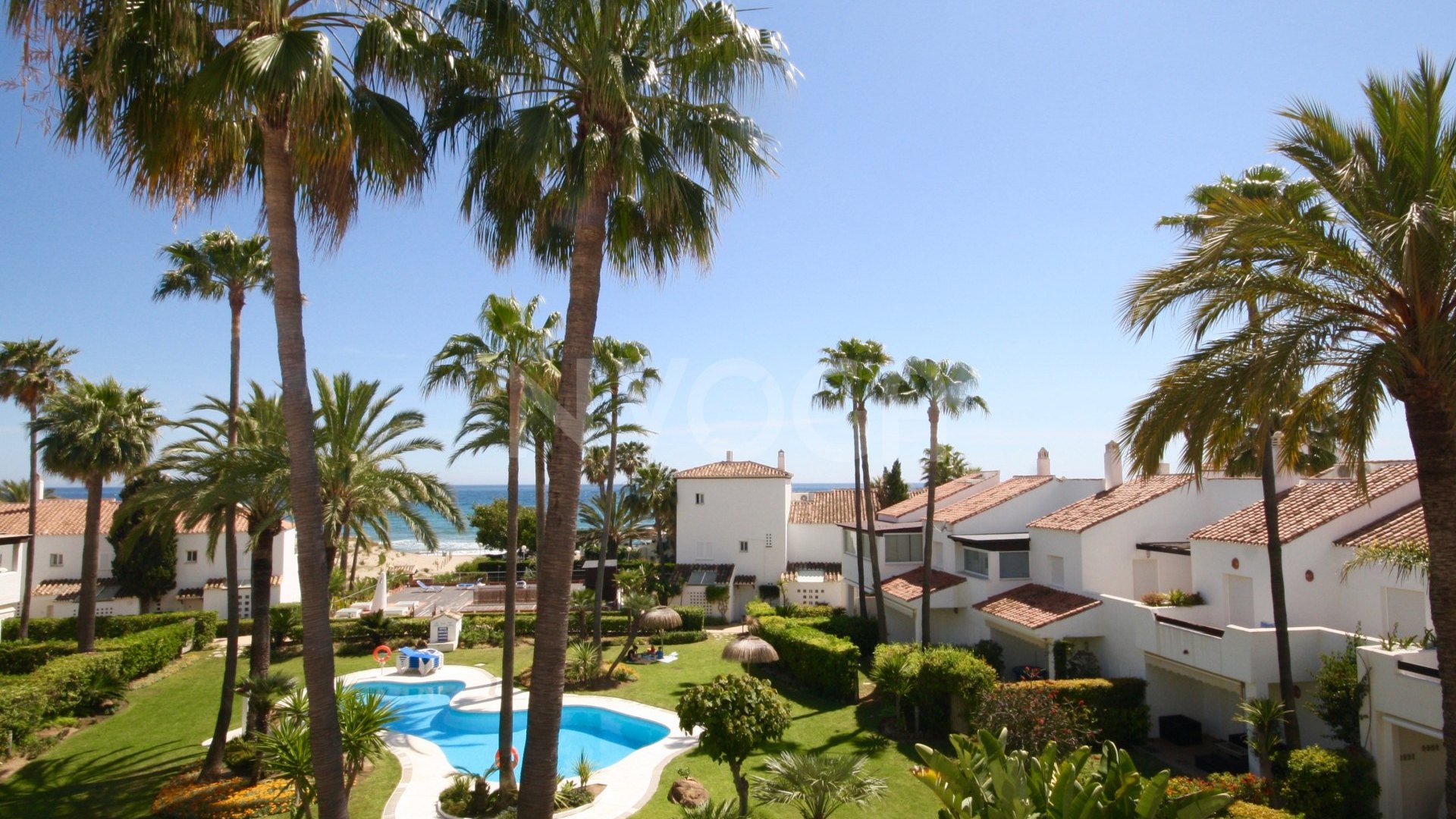 Townhouse on the first line of the beach