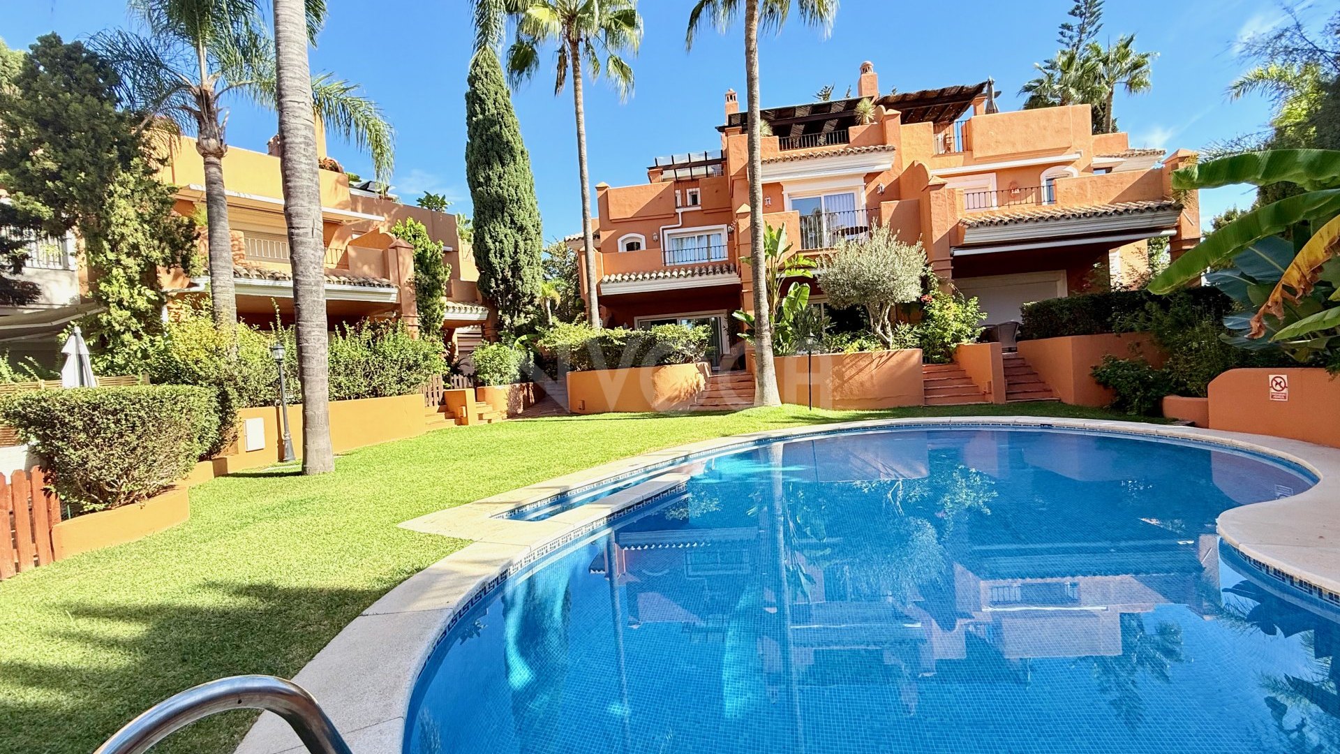 Large townhouse by the sea in Bahia de Marbella