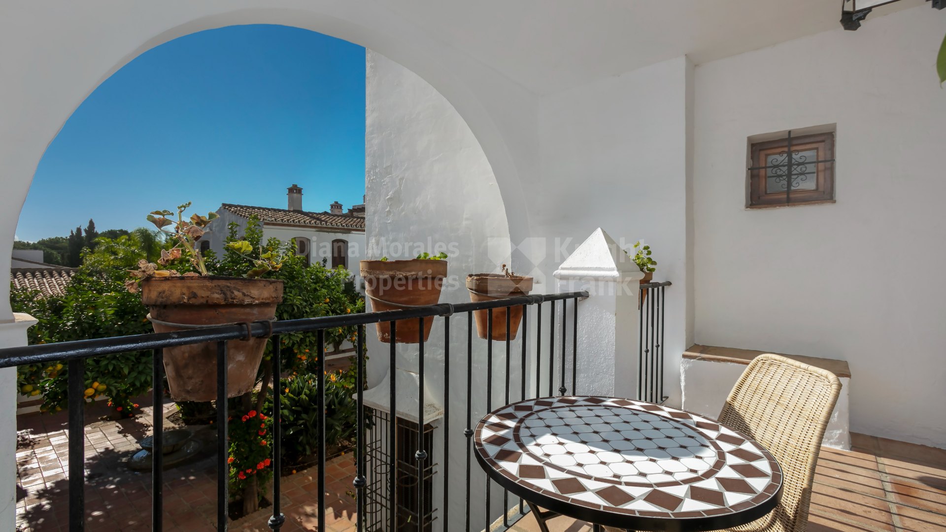 Señorio de Marbella, Stilvolle 2-Schlafzimmer-Wohnung mit Zugang zur Terrasse und Aussicht