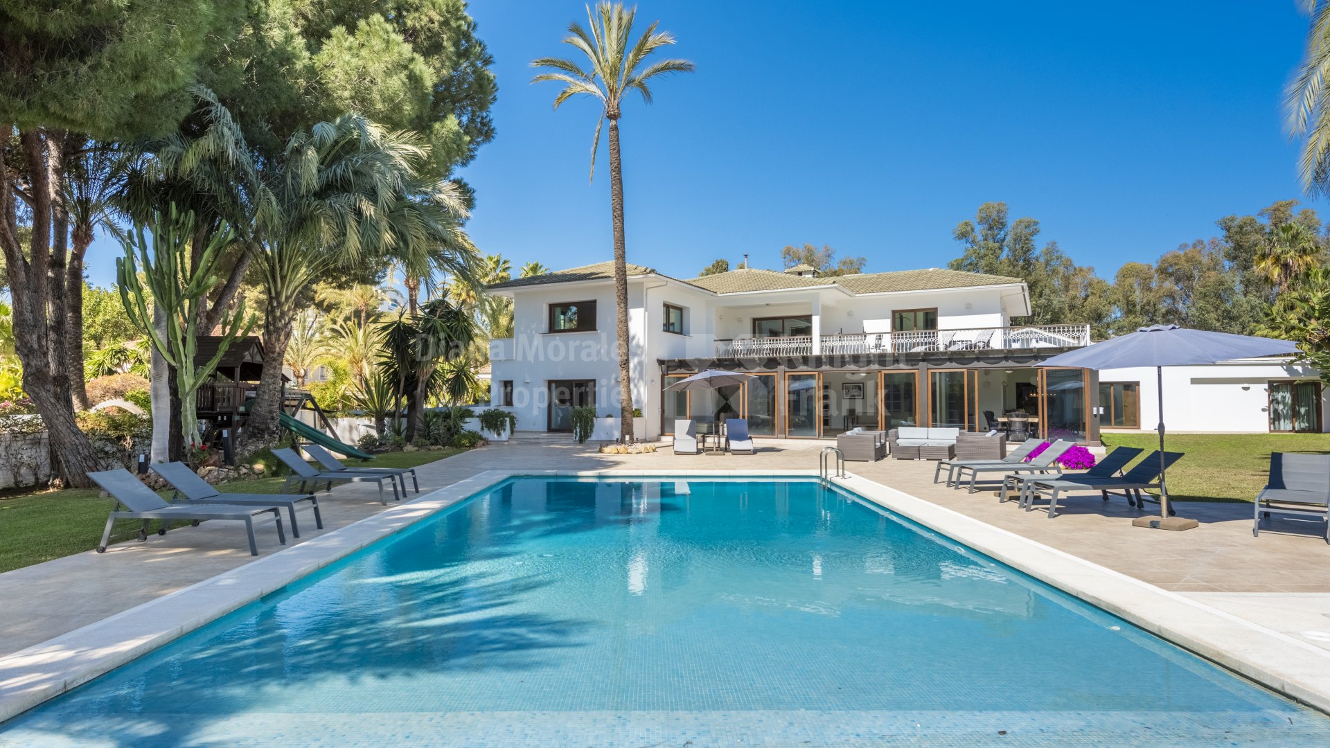 Los Monteros, Villa within secure and highly demanded area