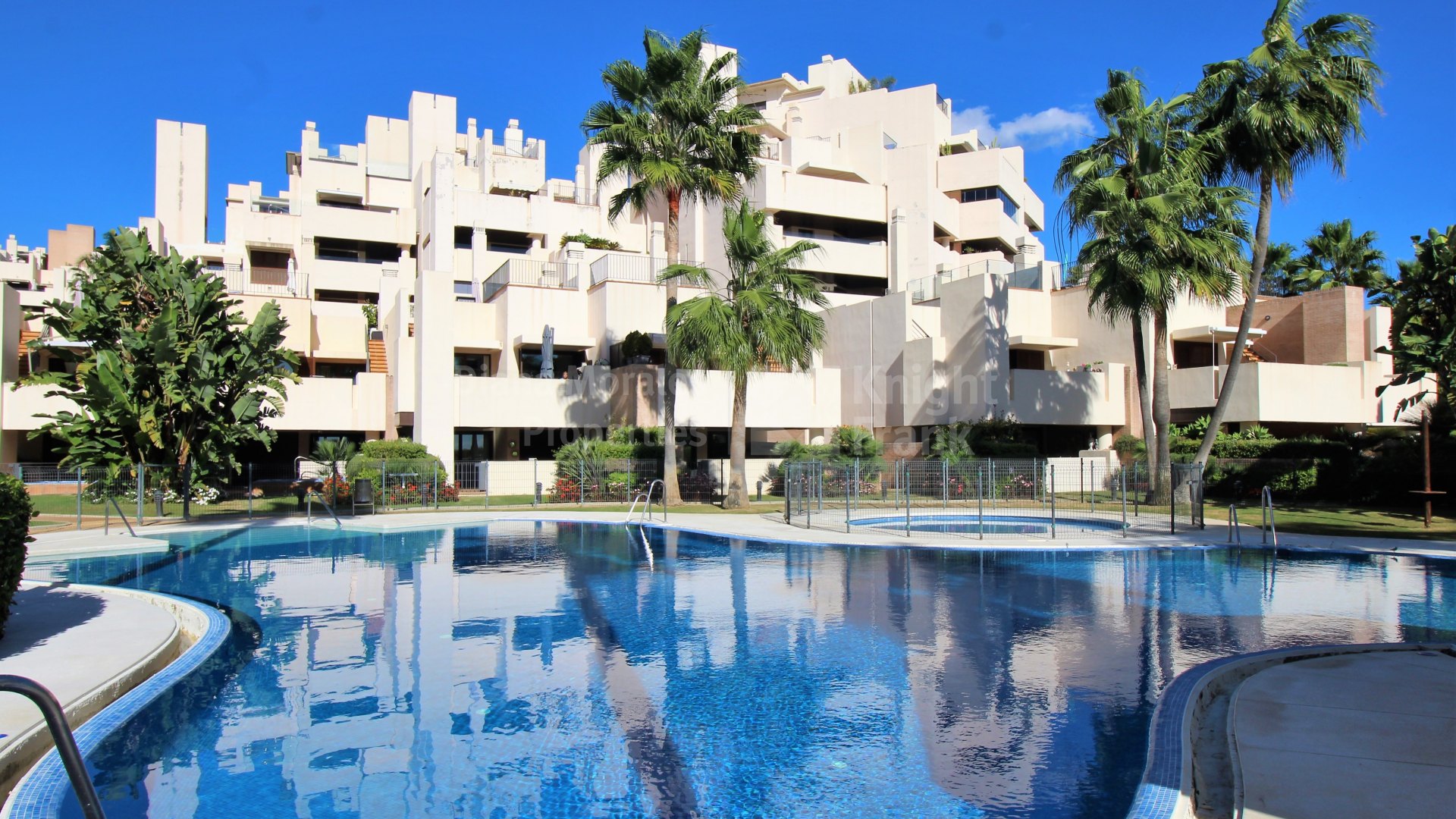 Bahia de la Plata, Frontline beach complex apartment with private pool