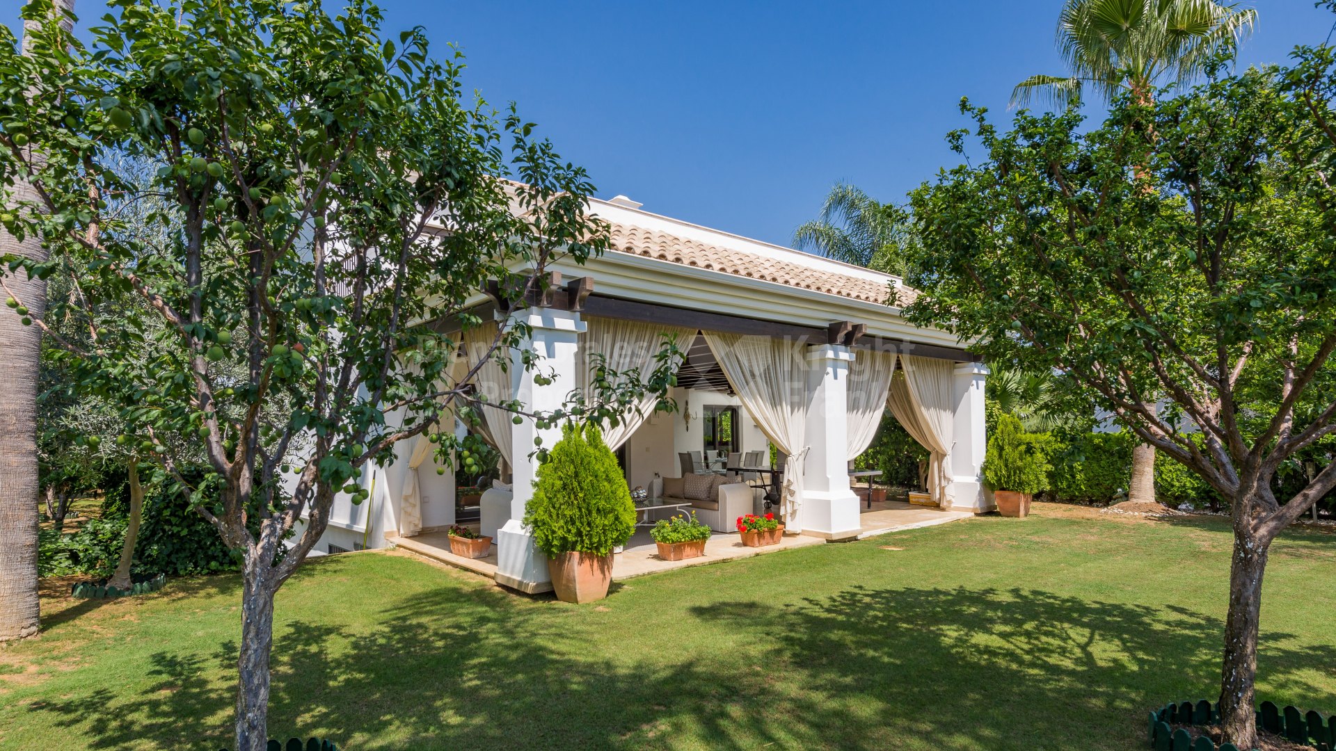 Lomas de Magna Marbella, Villa en La Milla de Oro en comunidad vallada