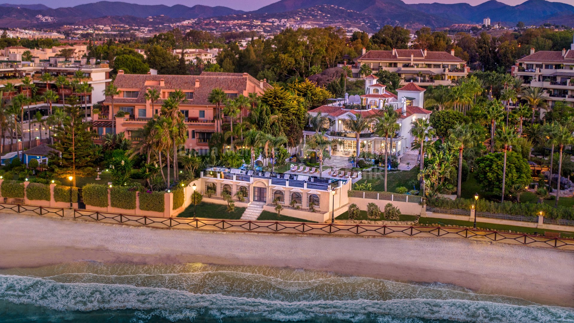 Marbella - Puerto Banus, Unique frontline beach mansion