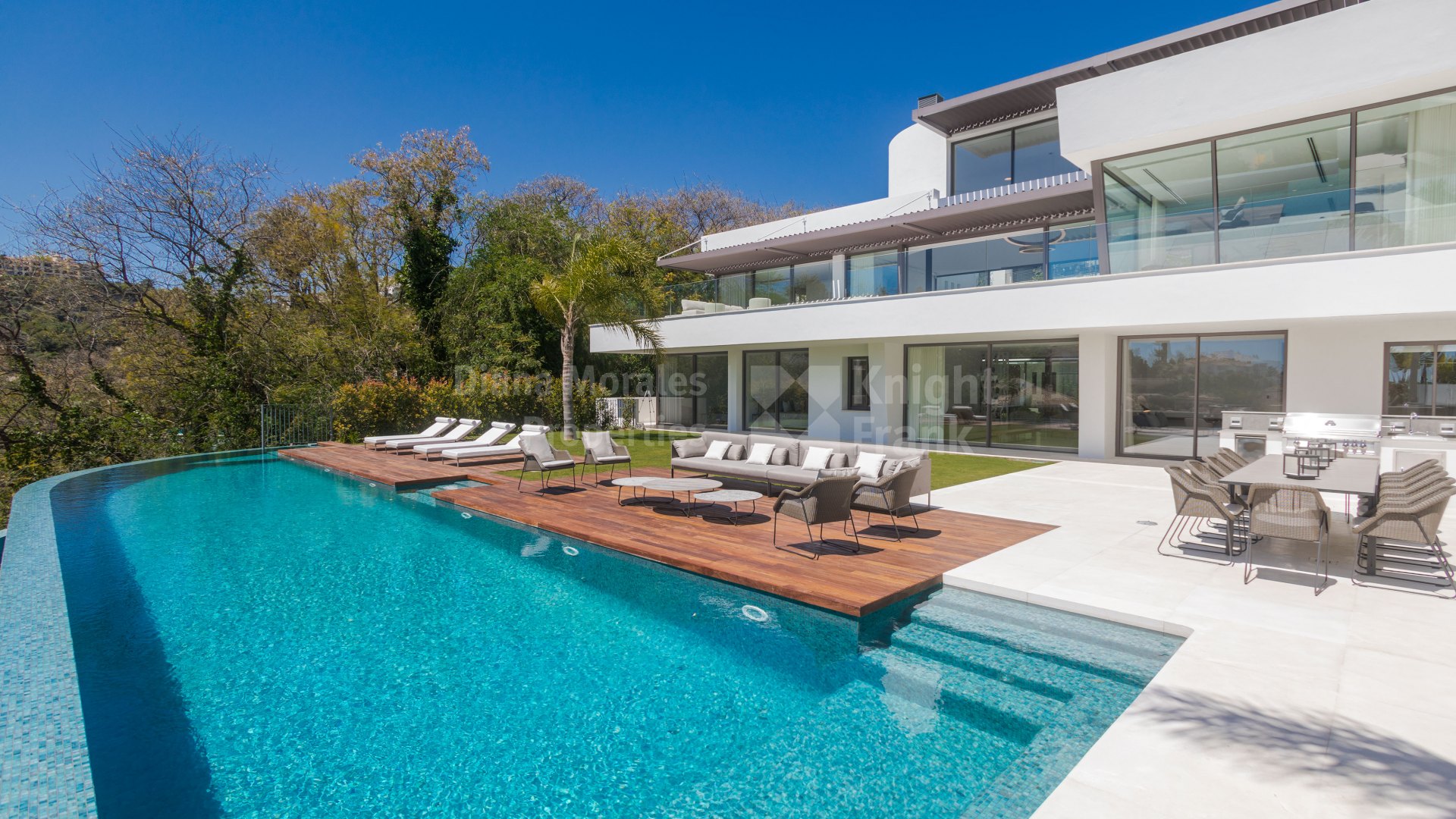 Villa a estrenar con vistas al mar y el golf en La Quinta