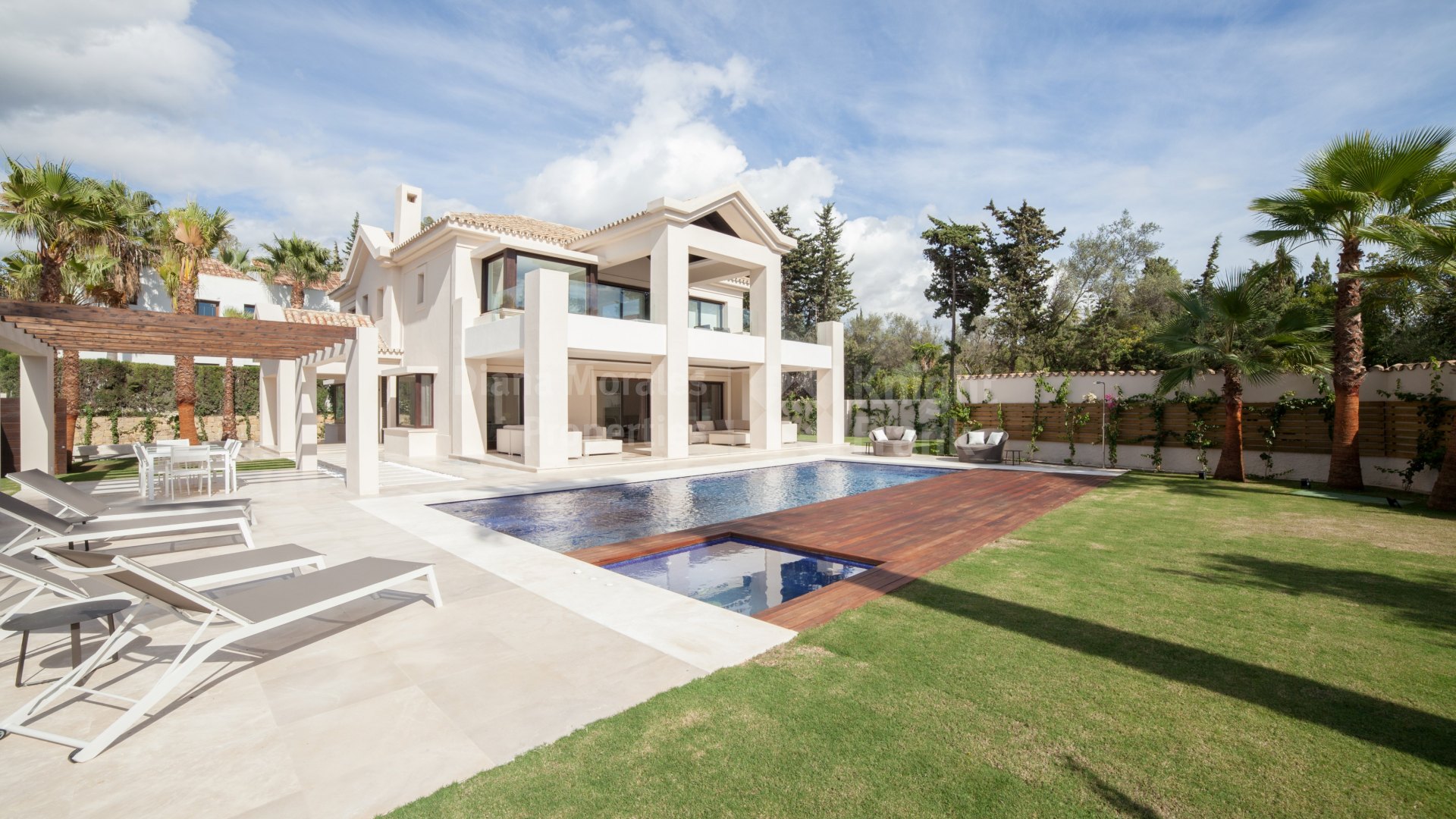 Villa In Prestigious Gated Urbanization Villa For Sale In Beach Side Golden Mile Marbella Golden Mile