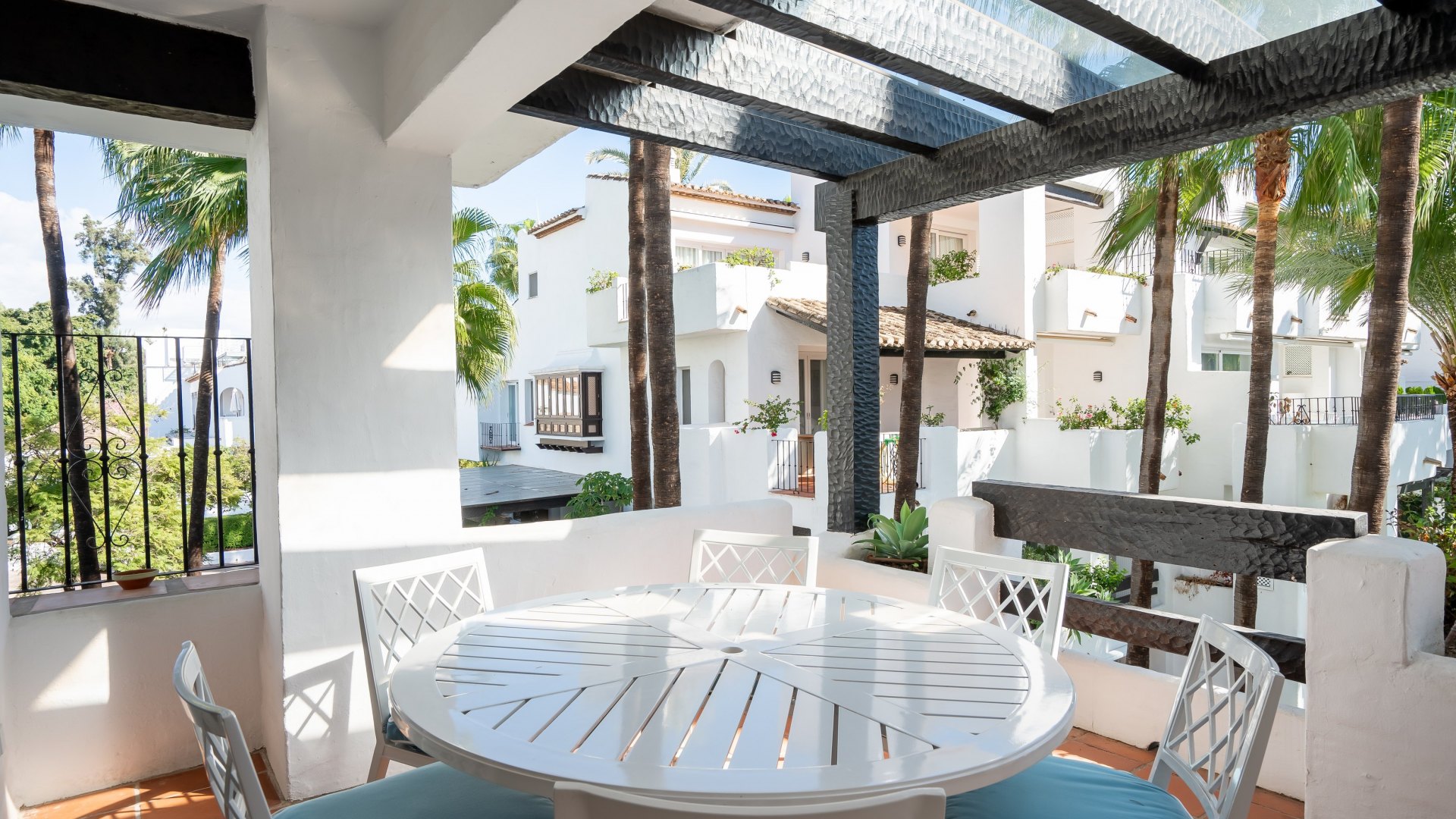Elegante ático dúplex de cuatro dormitorios en Puente Romano, Marbella