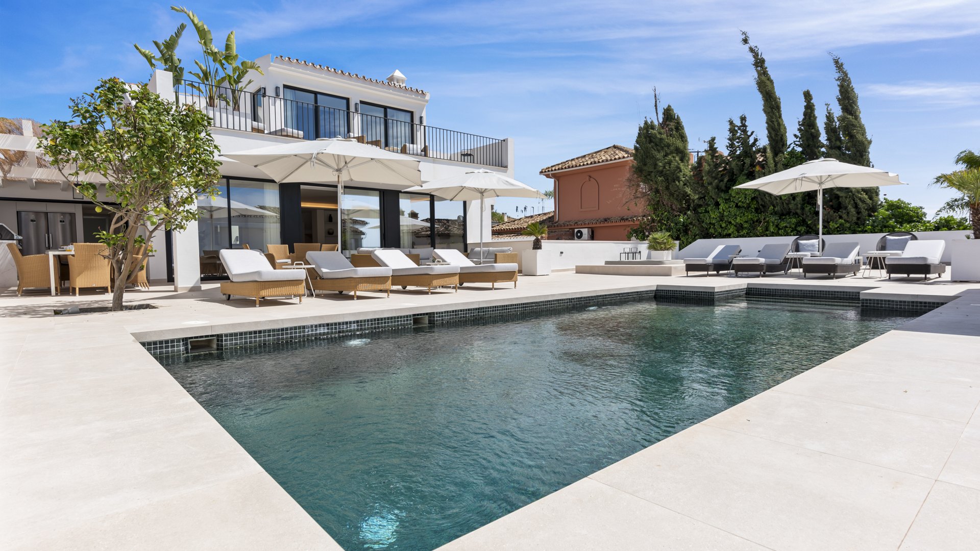 Modern and bright villa near the beach of Las Chapas
