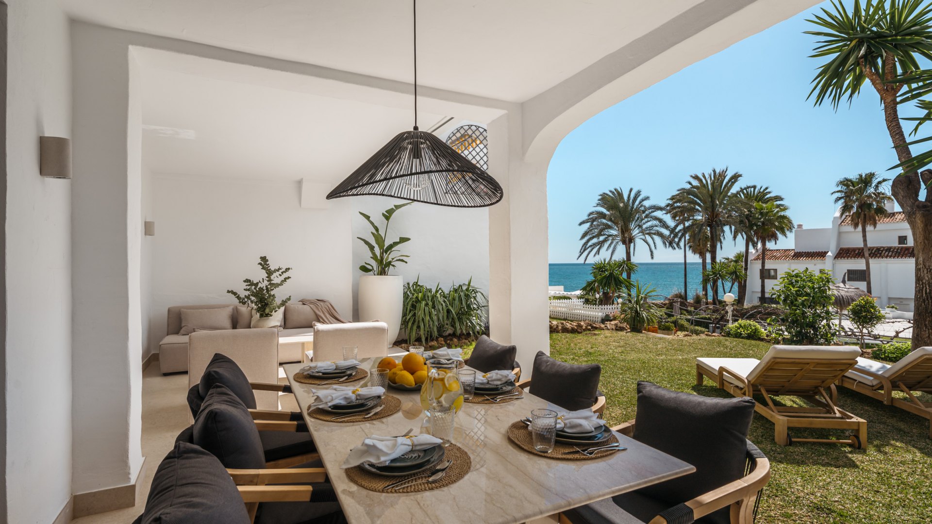 Apartamento elegante con acabados exclusivos y a pasos del mar en la Milla de Oro, Marbella