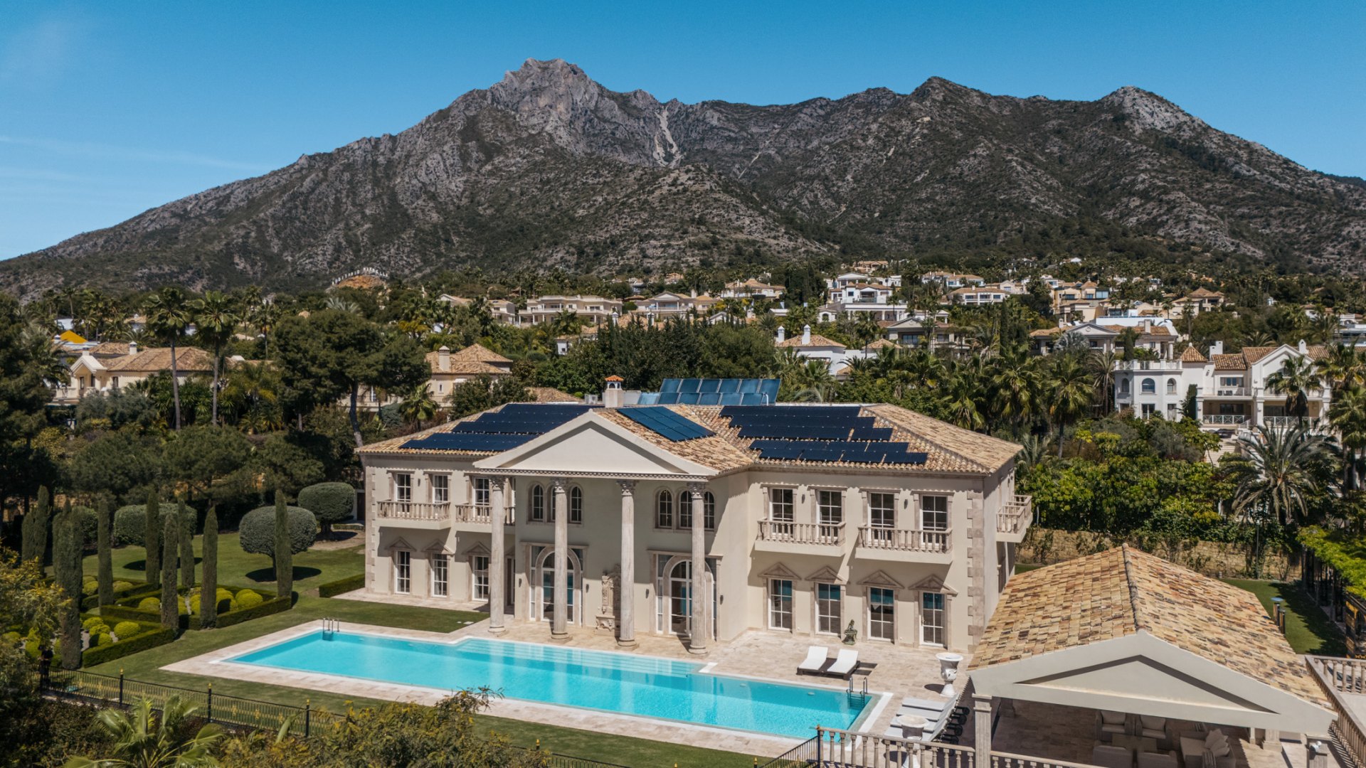 Neoclassical-style villa with breathtaking views in Sierra Blanca