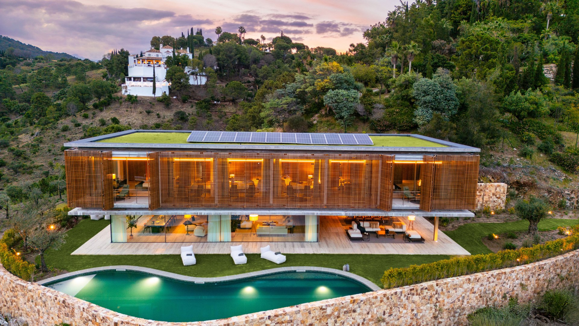 Spectacular design villa that blends with nature, offering expansive sea views in Benahavís