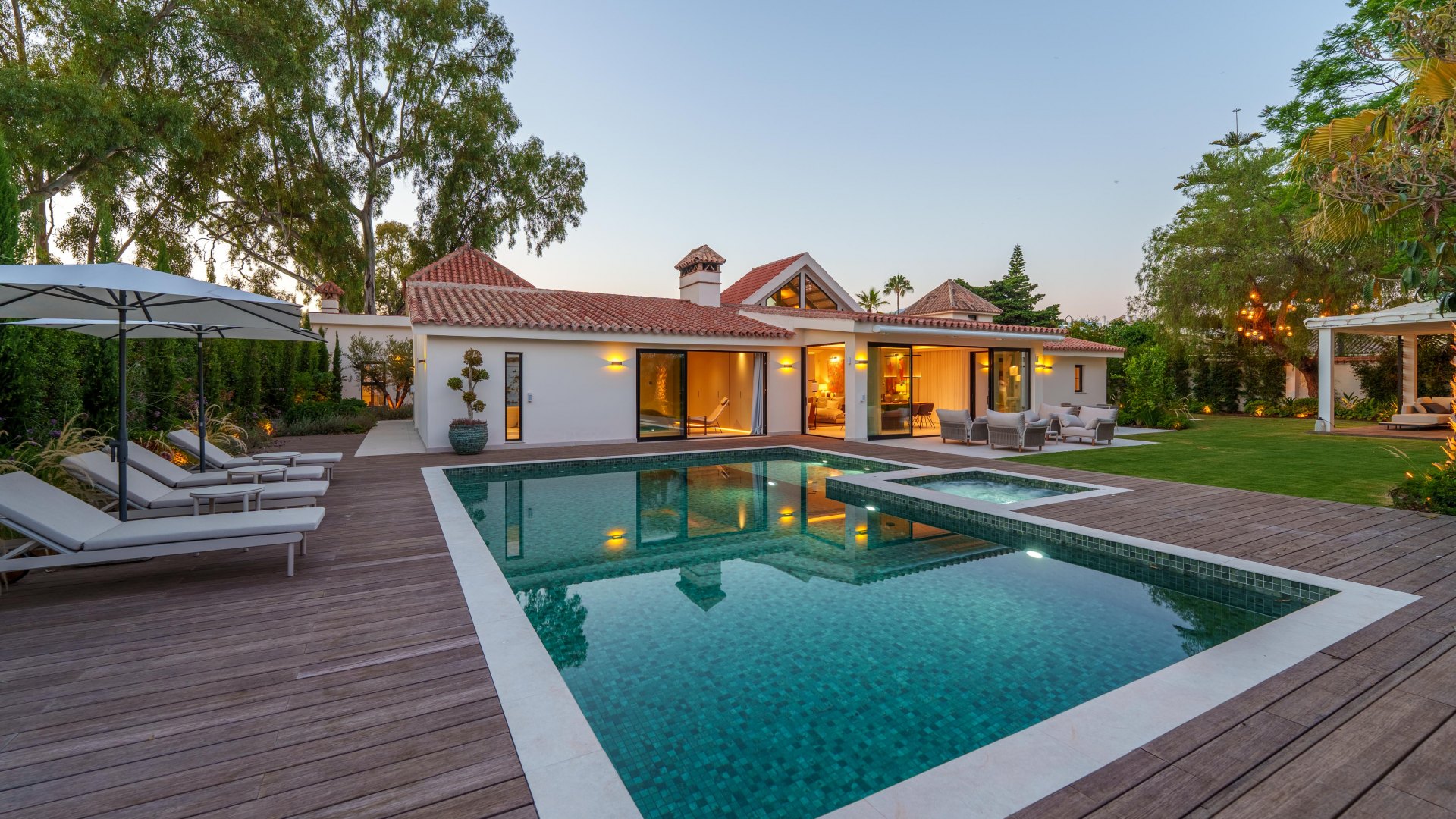 Contemporary one-level oasis just minutes from Puerto Banús