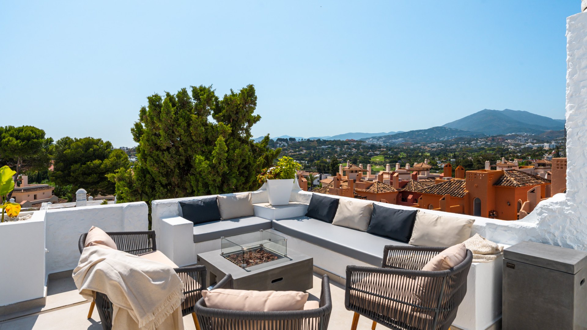 Ático dúplex con vistas panorámicas en Atalaya de Río Verde, Marbella