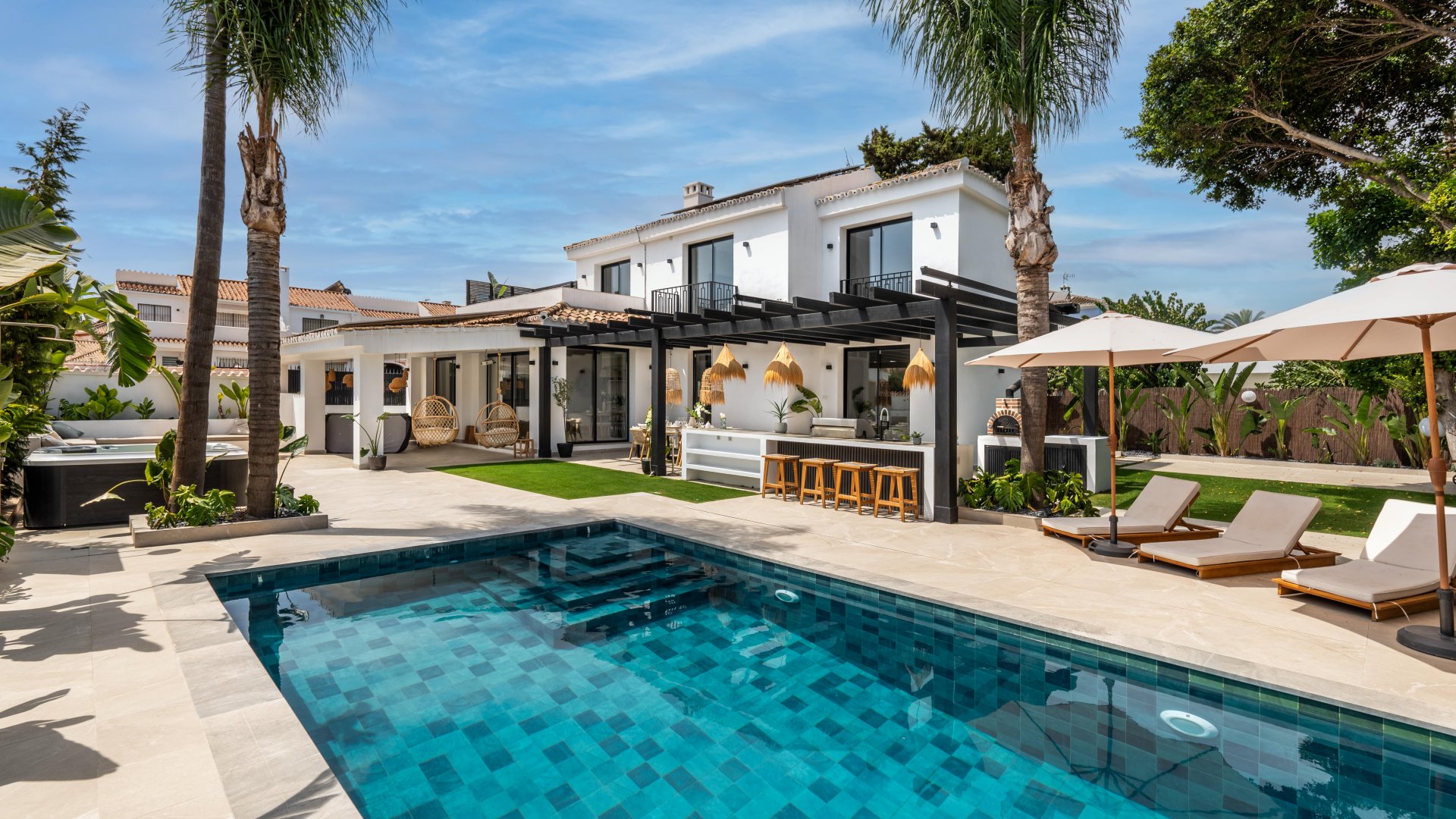 Villa que combina el encanto mediterráneo con la elegancia moderna junto a la playa en San Pedro de Alcántara, Marbella