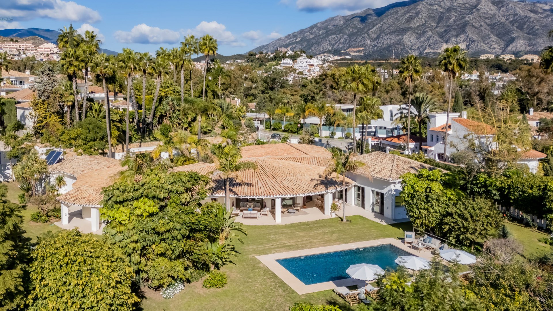 Villa full of beauty with a lush botanical garden in La Cerquilla