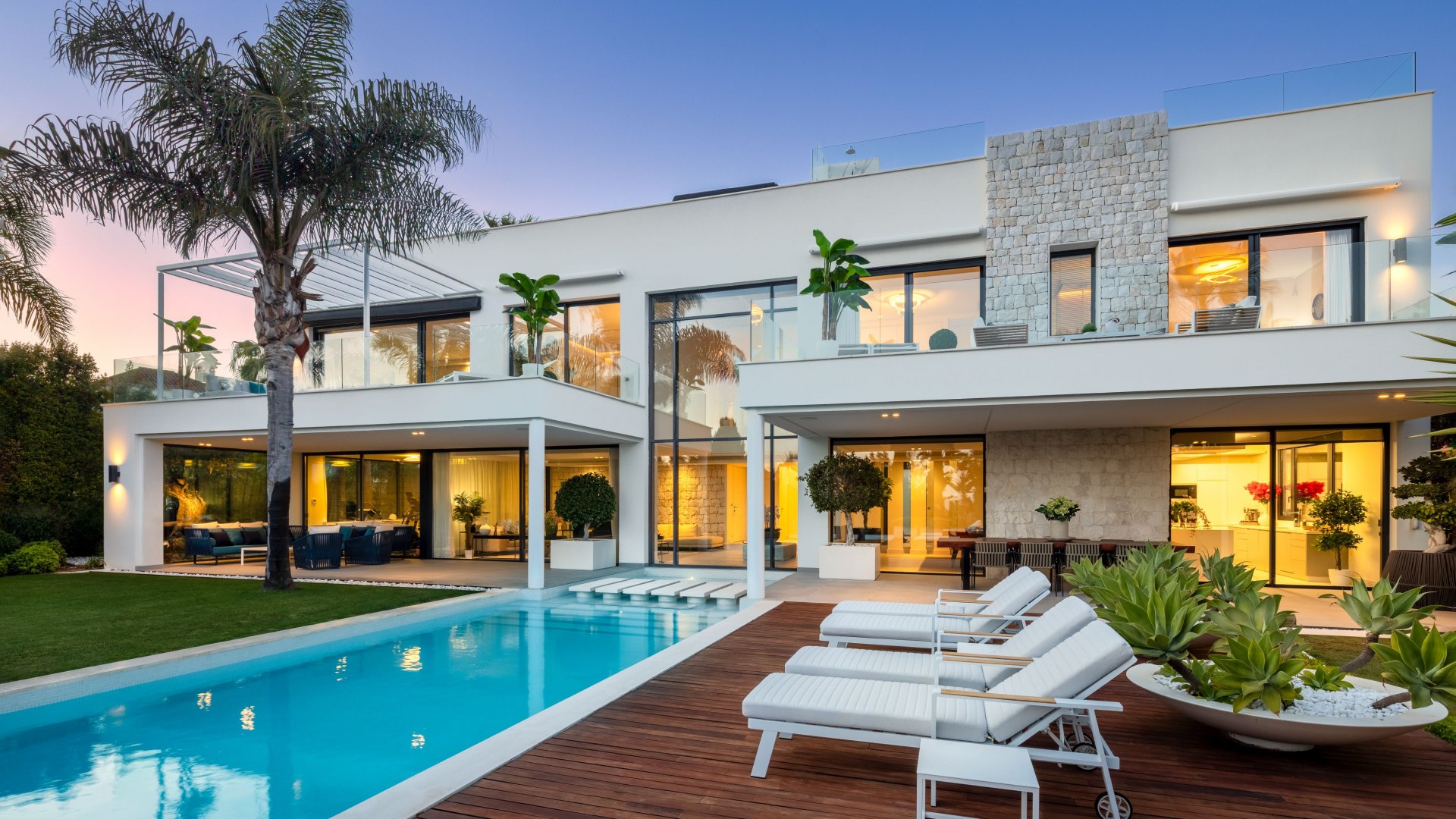 Magnificent modern villa very close to the sea with sea views in Marbella East