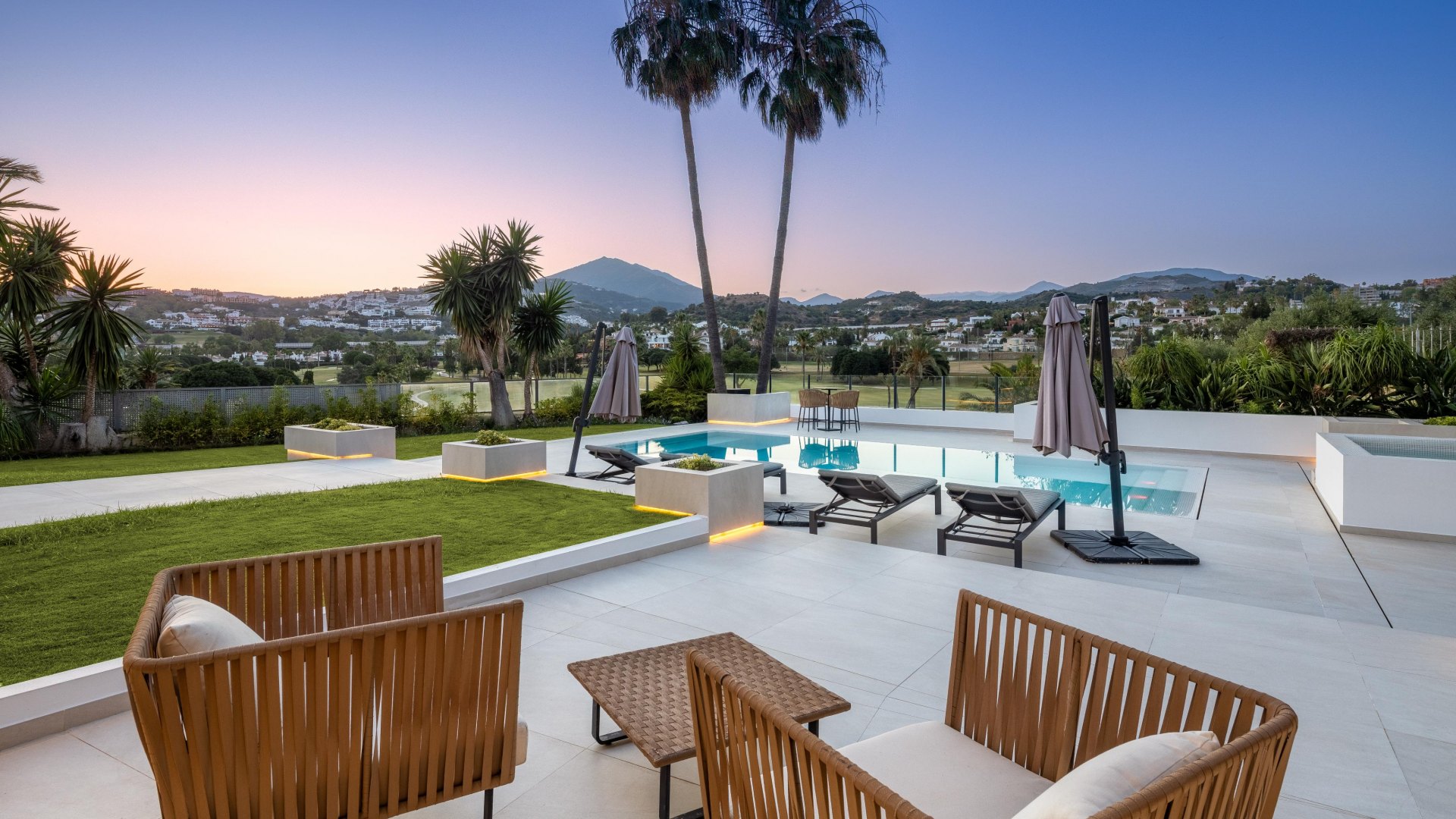 Magnifica villa rodeada de vegetación a pies del campo de golf Los Naranjos, Nueva Andalucia