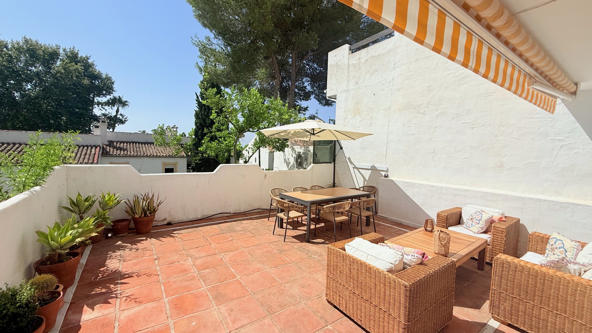 Exclusive 4-bedroom semi-detached house with a spacious terrace in El Capricho, Marbella