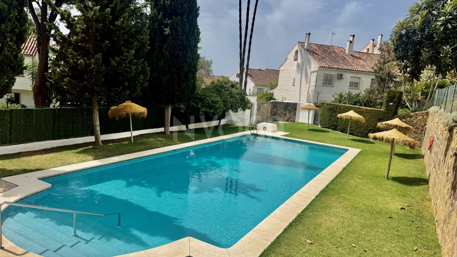 Semi Detached House to rent in El Capricho, Marbella Golden Mile
