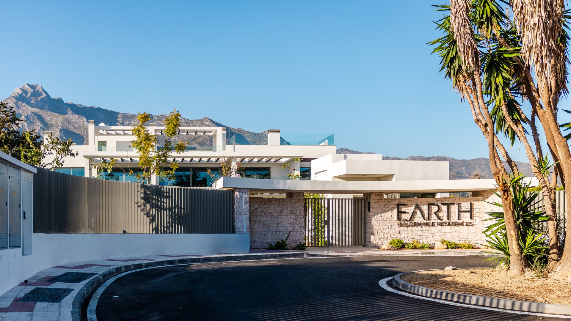 Fully furnished penthouse at EARTH on Marbella’s Golden Mile, with a private pool and ready to move into