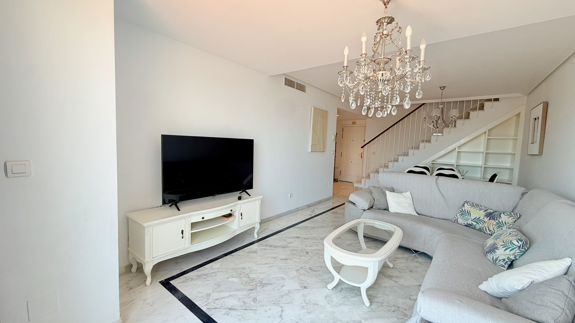 Luminoso dúplex en alquiler de larga temporada en Bahía de Marbella – Urbanización Atrium, Marbella Este