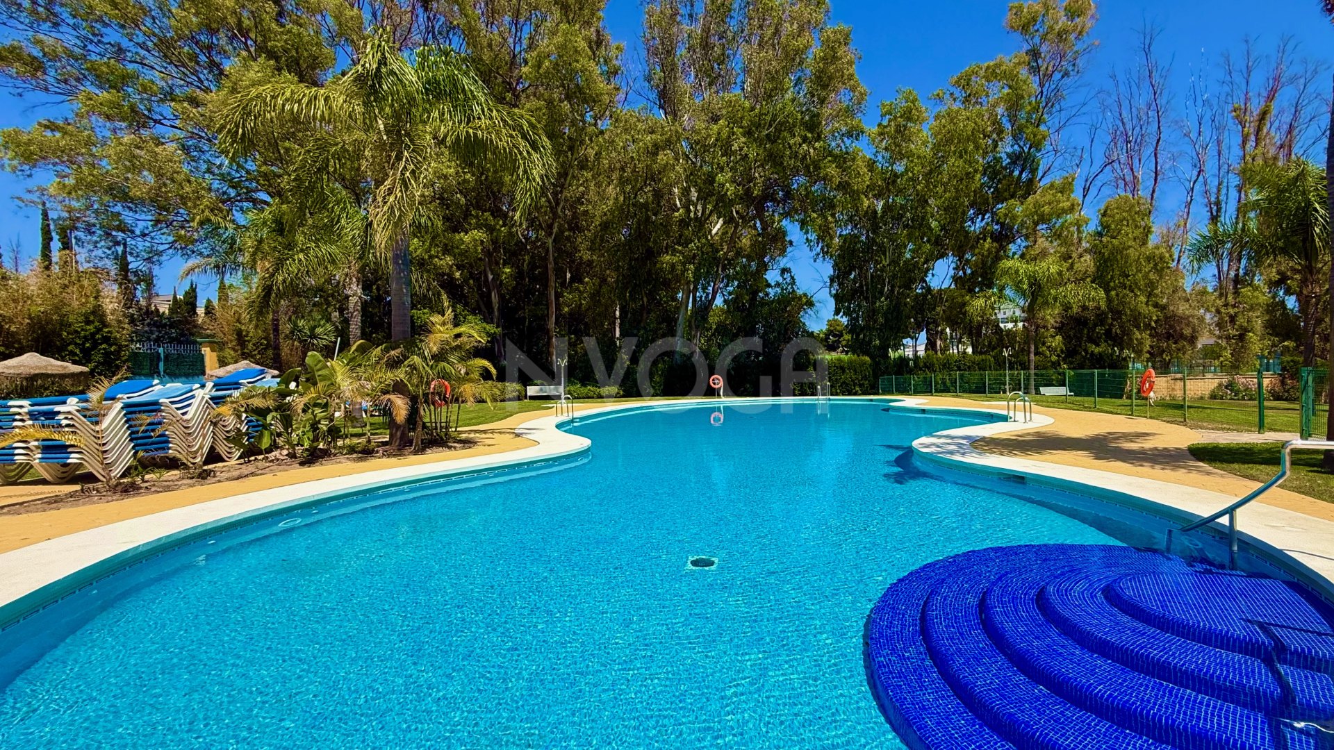 Duplex to rent in Bahia de Marbella, Marbella East
